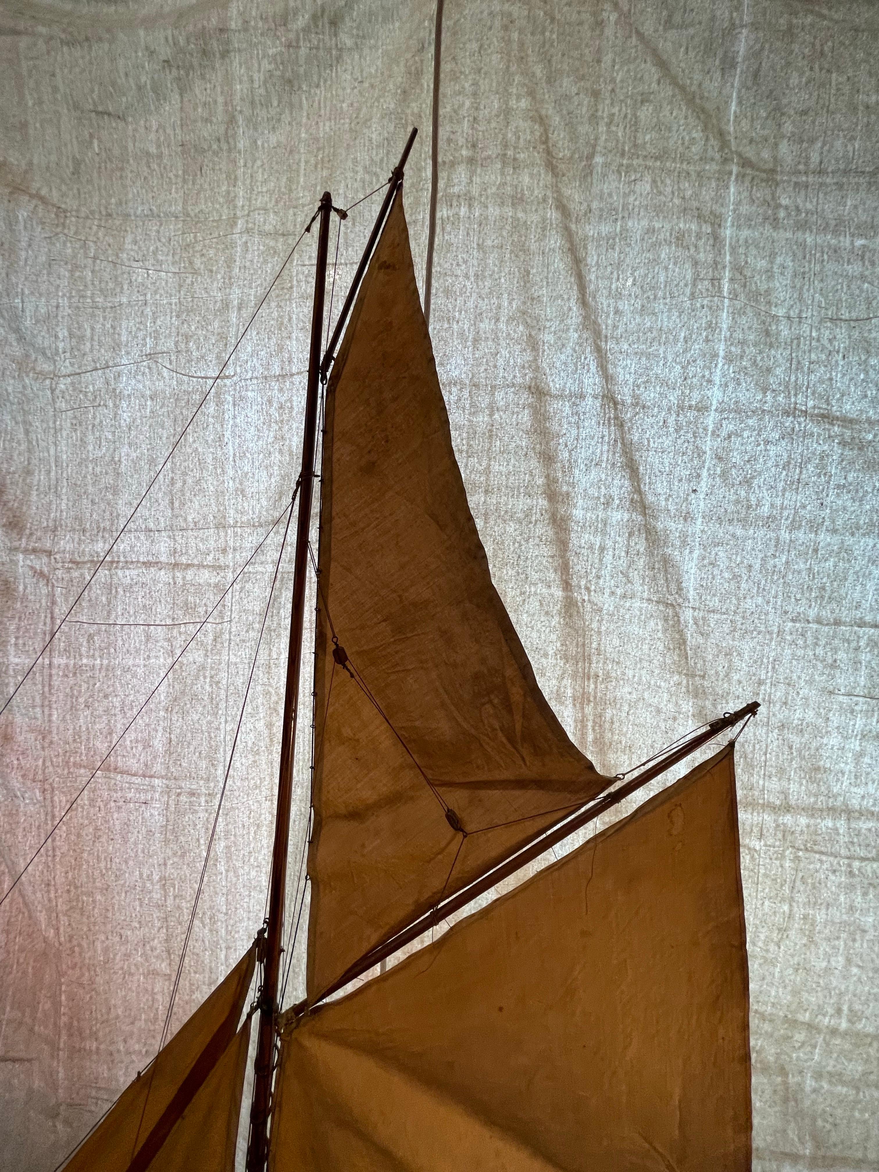 Fin du 19e siècle, maquette de bateau-chat hollandaise faite à la main avec son Stand d'origine en vente 1