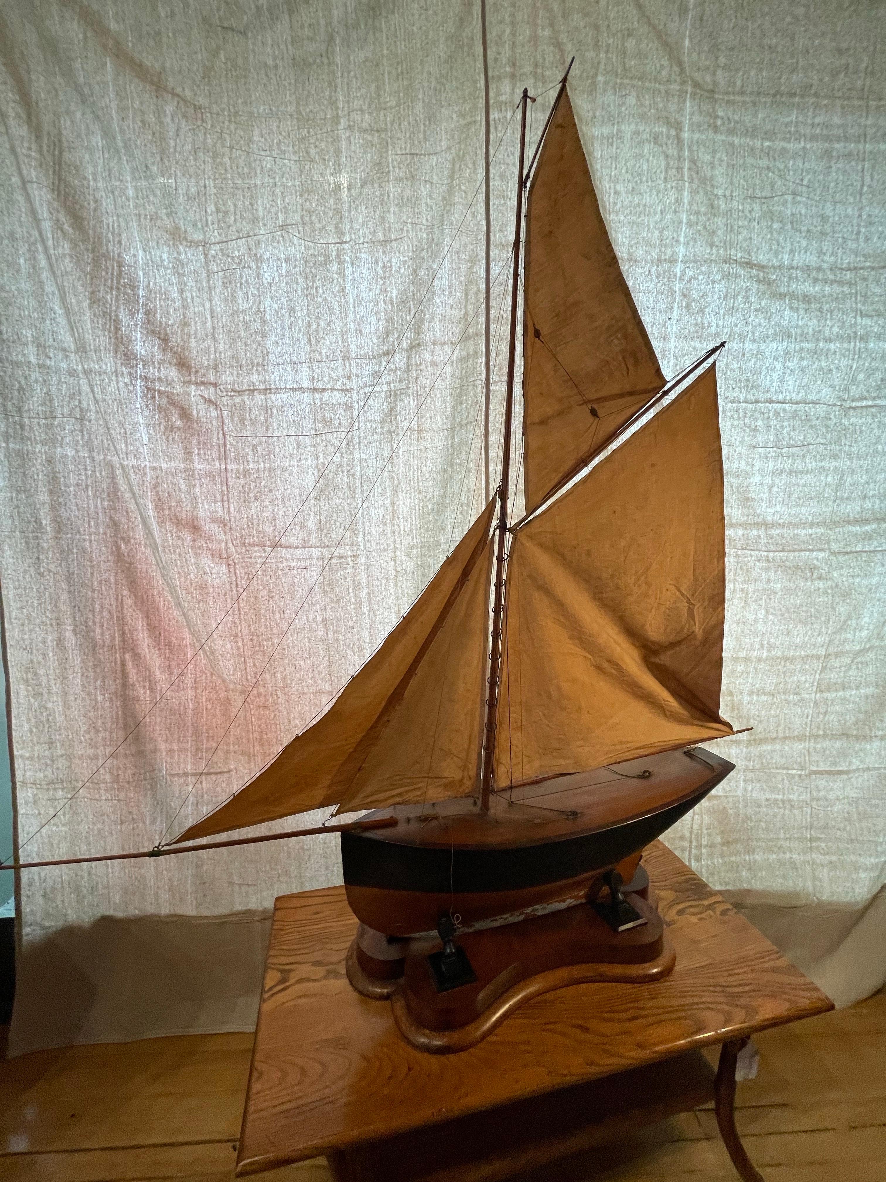 Fin du 19e siècle, maquette de bateau-chat hollandaise faite à la main avec son Stand d'origine en vente 2