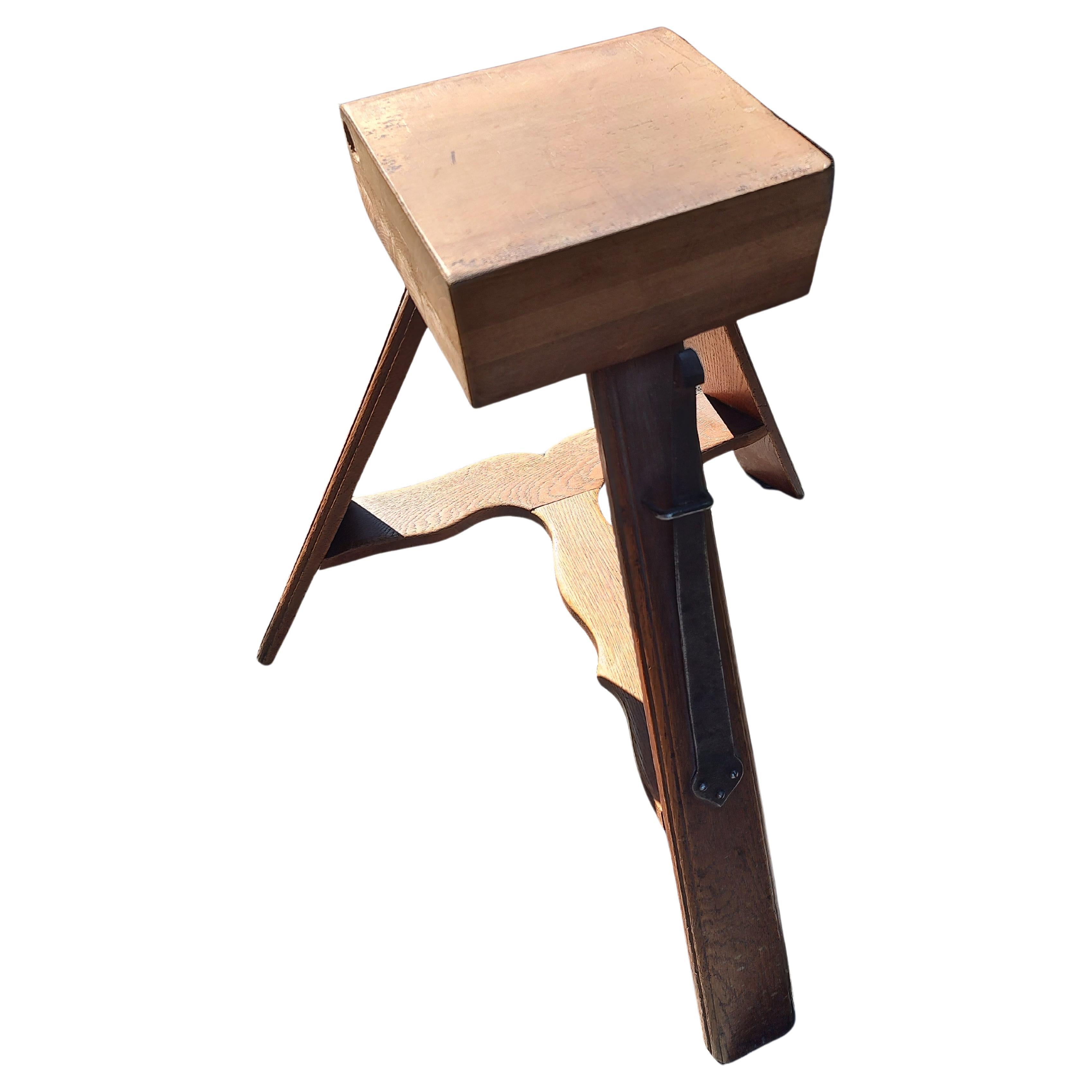 Semplice ed elegante, tutto fatto a mano nella seconda parte del XIX secolo. Realizzato in Oak, con un fermo in ferro forgiato a mano che blocca il piano alla base. In eccellenti condizioni d'epoca con un'usura minima. 