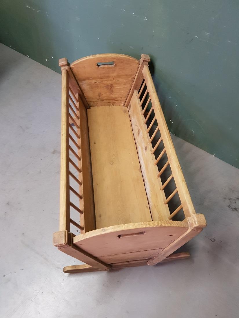 Antique pine rocking cradle with bars on the sides and it can be painted again, it is also in a good but used condition. Originating from the beginning of the 20th century or the end of the 19th century.

The measurements are,
Depth 49 cm/ 19.2