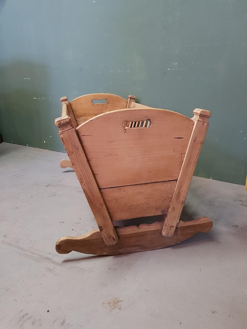 Late 19th Century Dutch Pine Wood Rocking Cradle In Good Condition For Sale In Raalte, NL