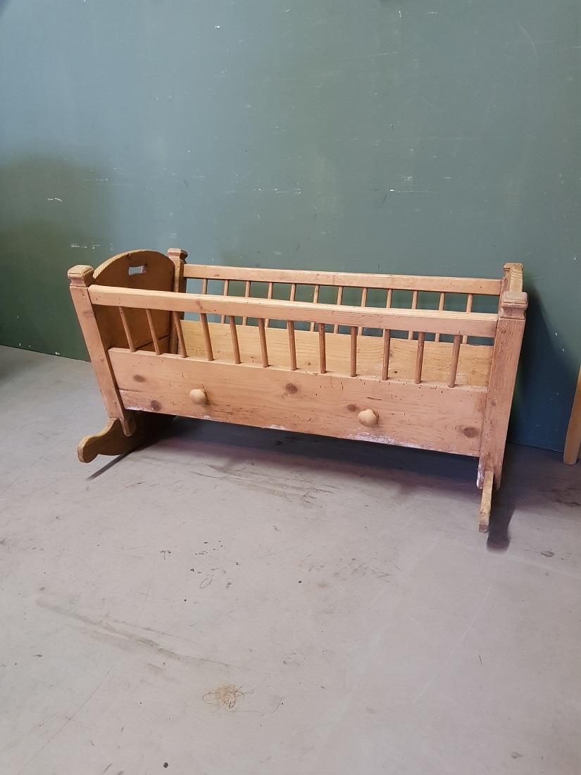 Late 19th Century Dutch Pine Wood Rocking Cradle For Sale 1