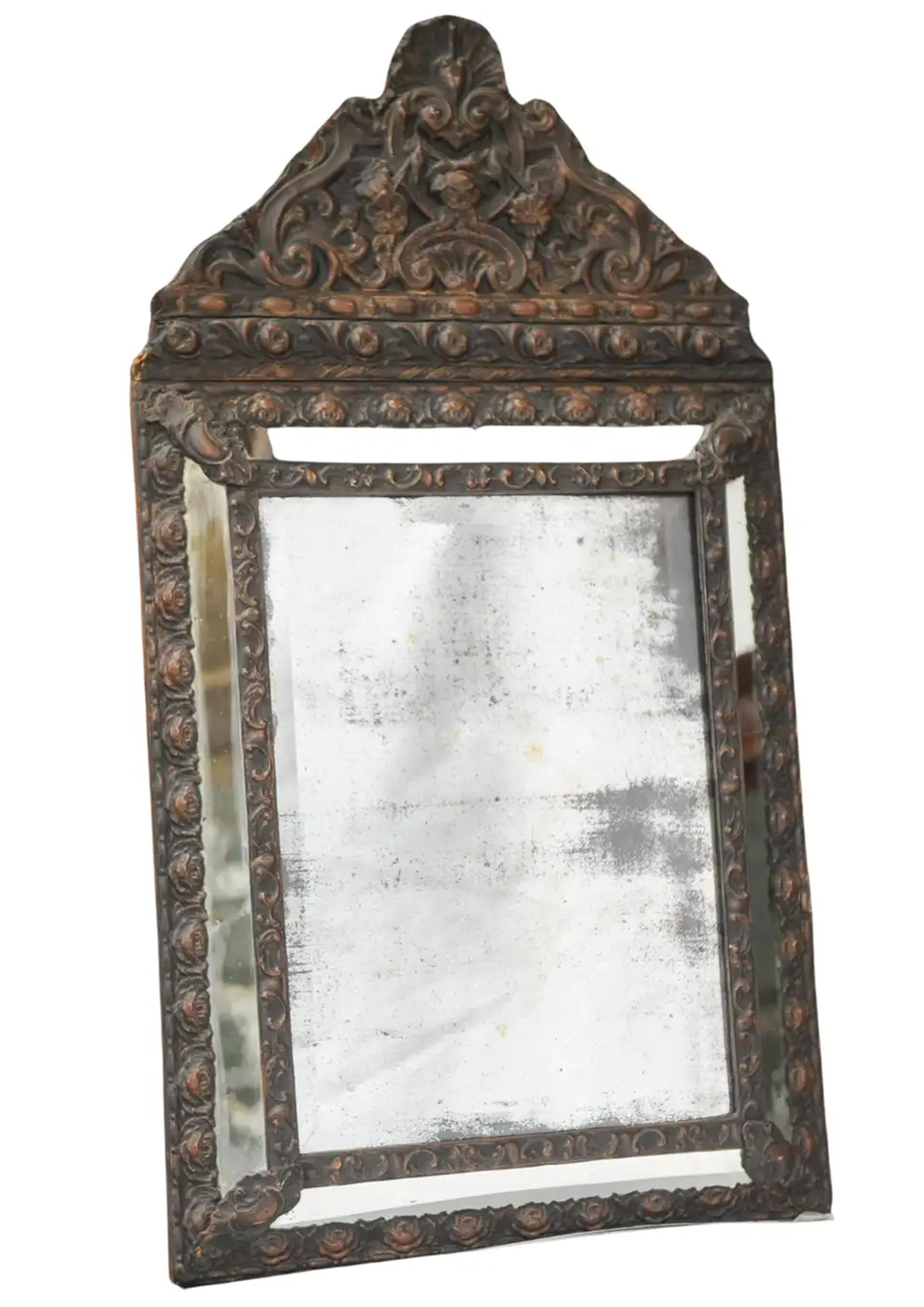 Néerlandais Miroir mural en métal pressé hollandais de la fin du 19e siècle avec motifs décoratifs floraux en vente