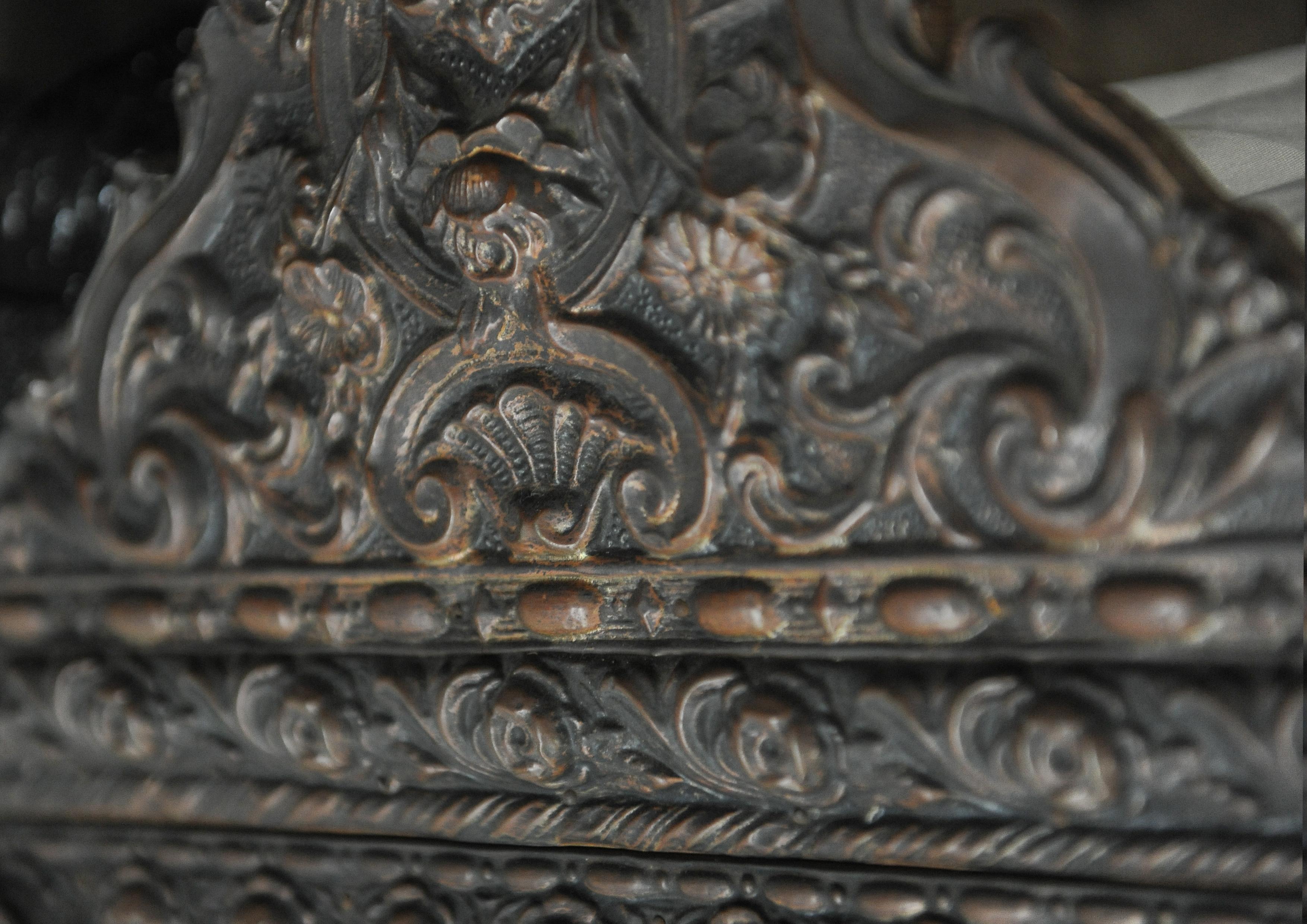 Miroir mural en métal pressé hollandais de la fin du 19e siècle avec motifs décoratifs floraux en vente 1