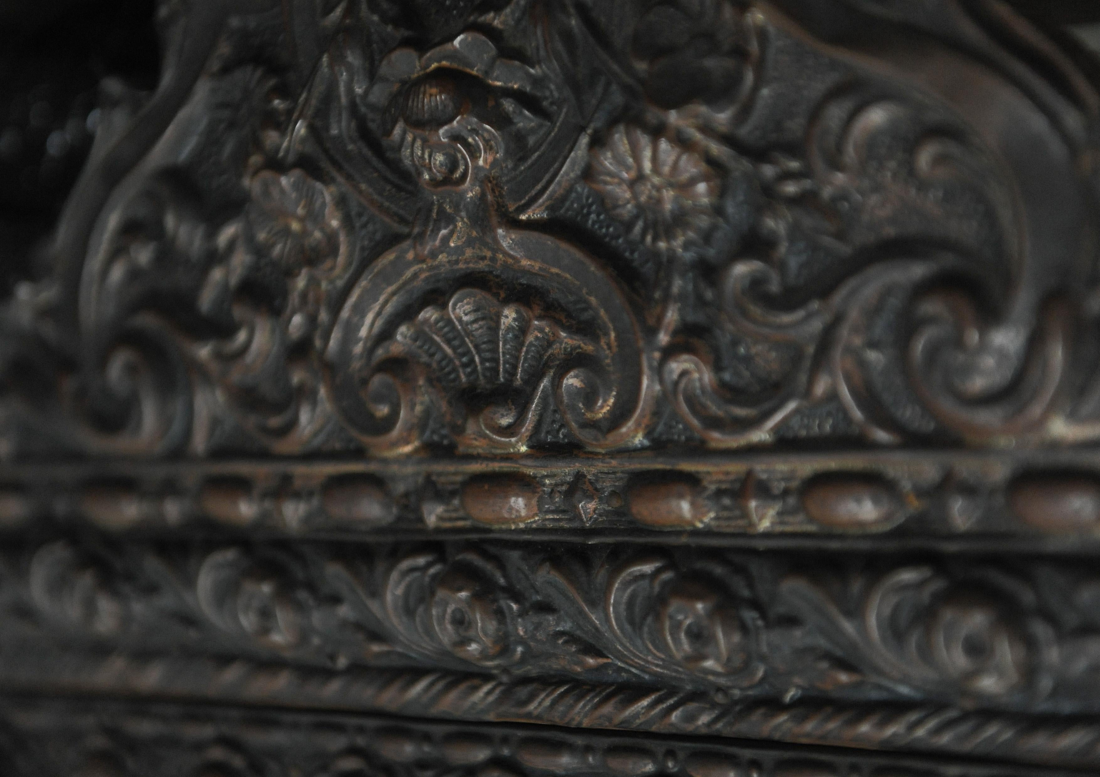 Miroir mural en métal pressé hollandais de la fin du 19e siècle avec motifs décoratifs floraux en vente 2