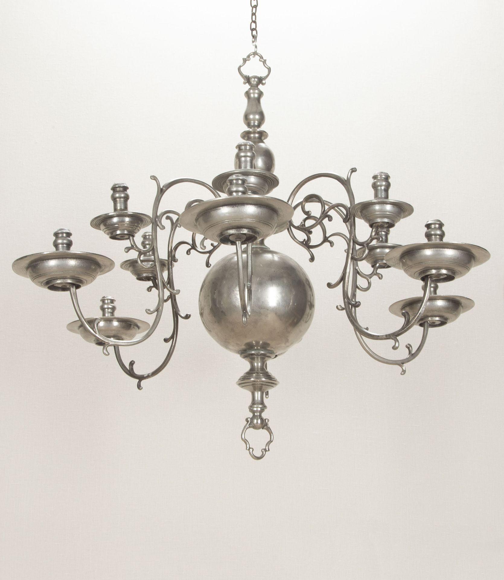 Un bel lampadario a dodici luci olandese della fine del XIX secolo, dalla forma tipica, in lastra d'argento.
Attualmente non è cablata, per l'uso della candela.