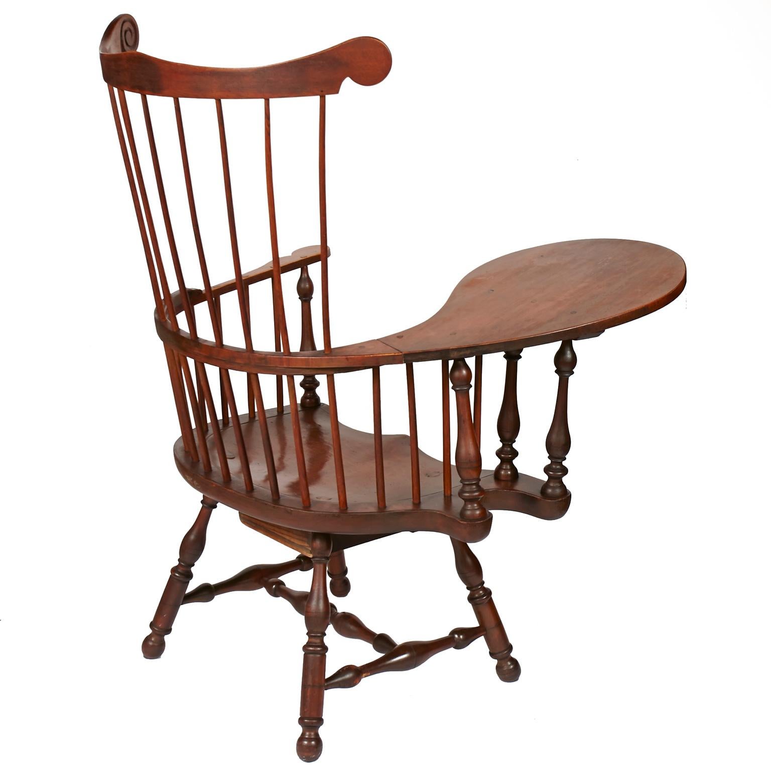 Late 19th-Early 20th Century Colonial Revival, Windsor Writing Armchair In Good Condition In Tucson, AZ