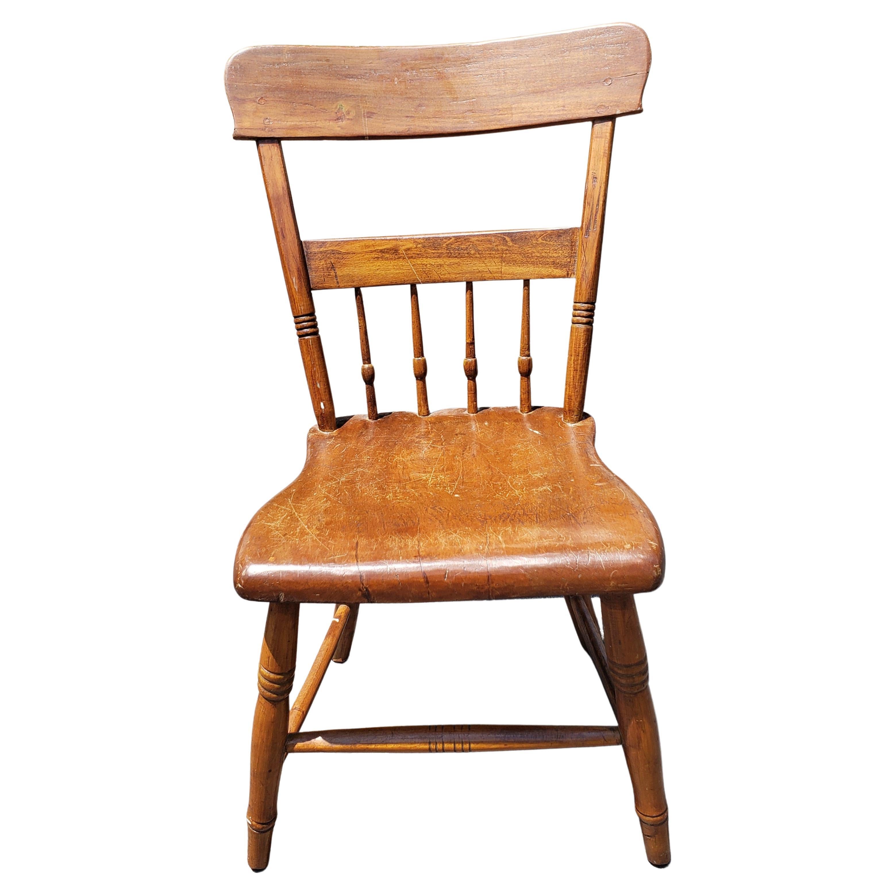 Ein spätes 19. Jahrhundert im frühen amerikanischen Stil  HandCrafted Maple Plank Chair mit toller Alterungspatina. Es ist eine großartige Ergänzung für Ihre Sammlung.
Maesures 18,5 