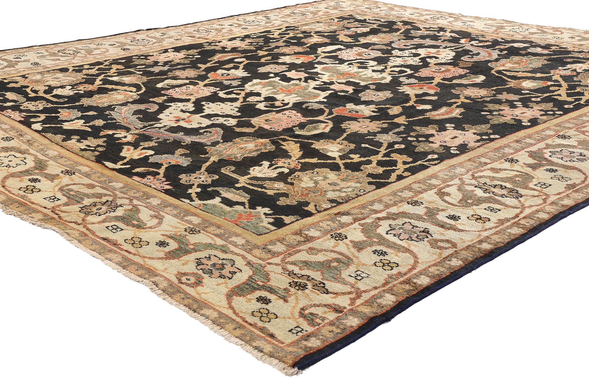 77104 Antiker persischer Sultanabad-Teppich des späten 19. Jahrhunderts, 08'09 x 10'01. Dieser antike persische Sultanabad-Teppich aus dem späten 19. Jahrhundert ist eine Vision von zeitloser Eleganz und meisterhafter Handwerkskunst und verkörpert