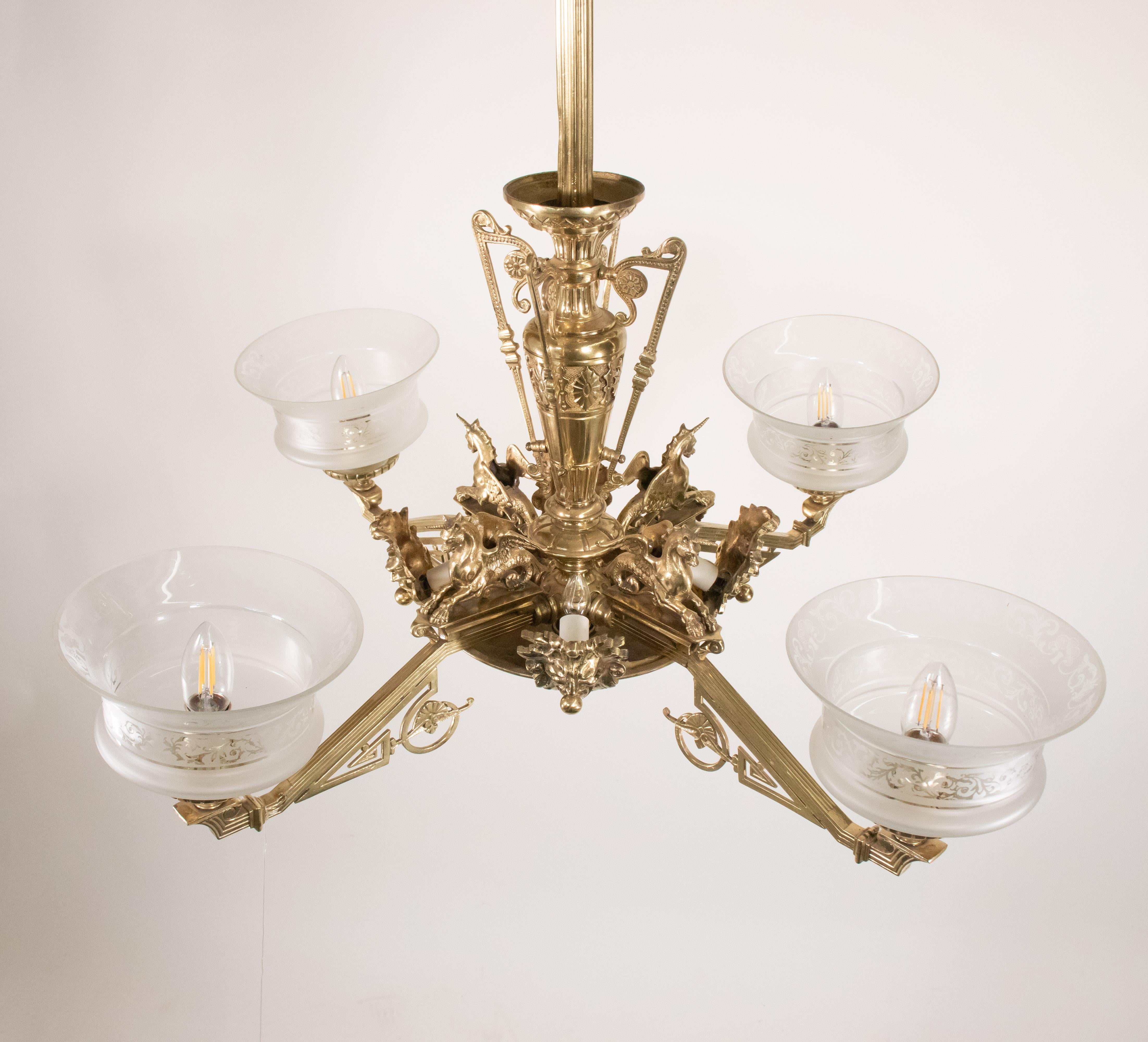 Inglese Lampadario a otto luci in bronzo in stile Eastlake della fine del XIX secolo in vendita