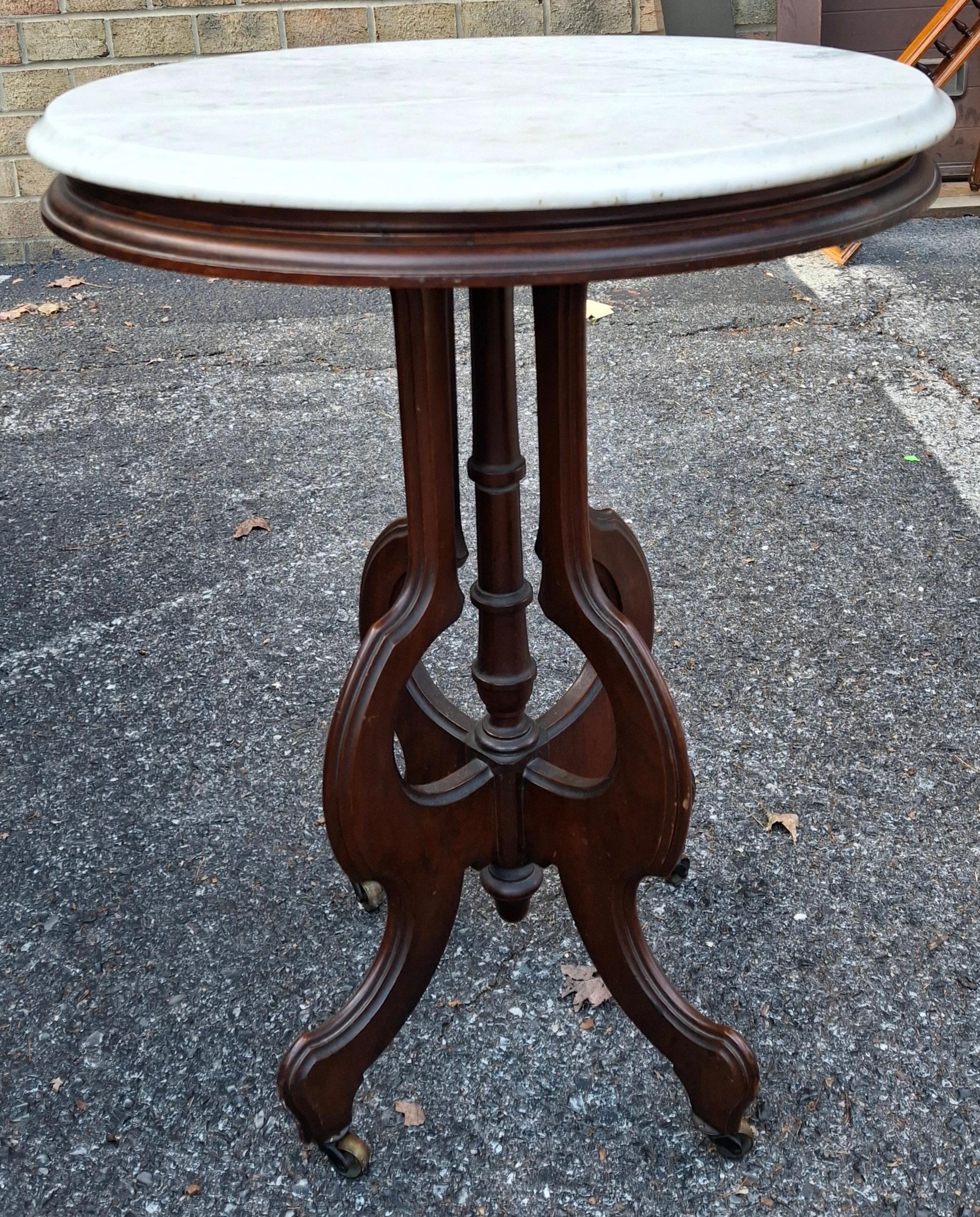 Américain Late 19th Century Eastlake Style Walnut and Marble Tip Oval Rolling Side Table en vente