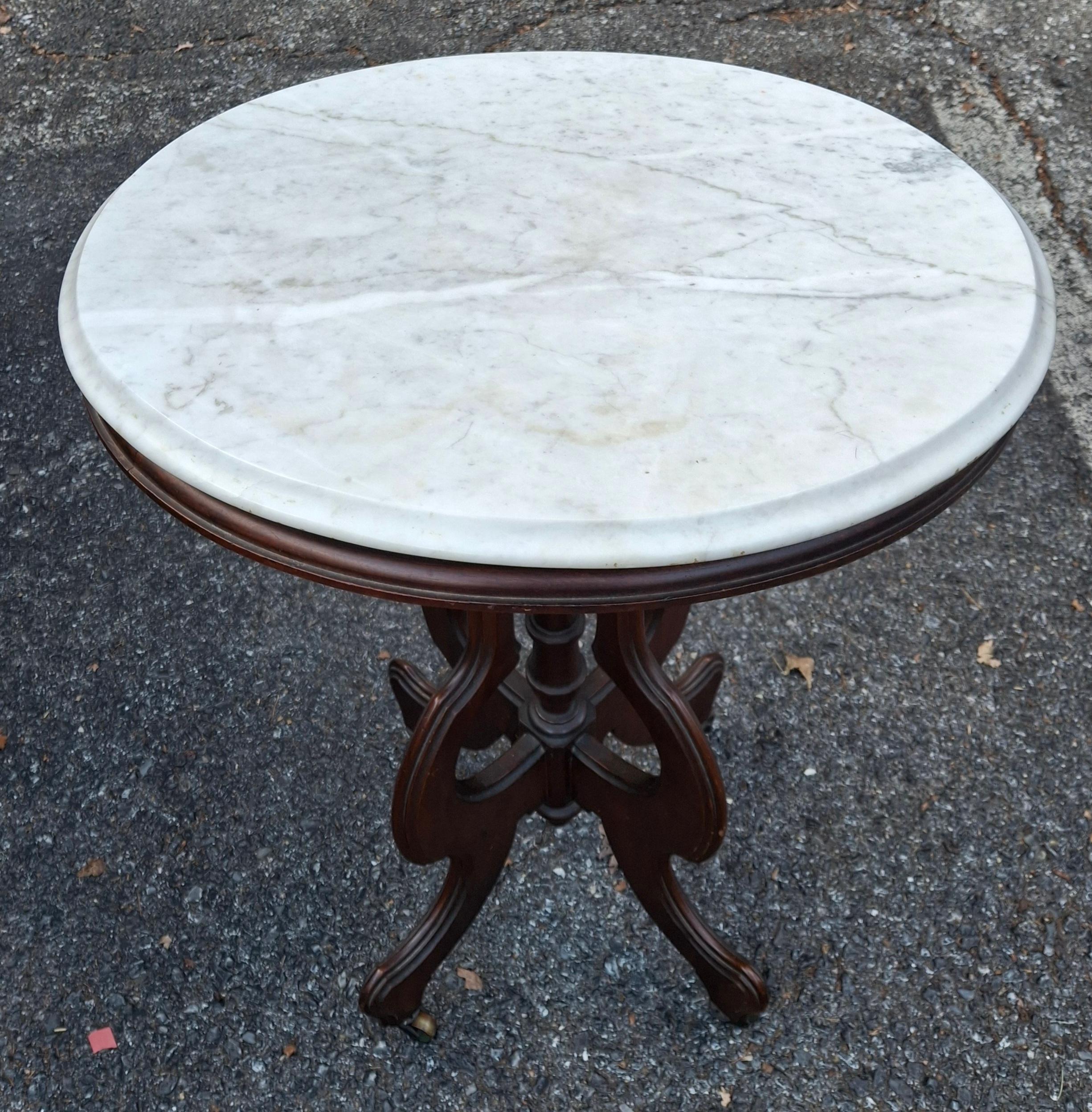 Sculpté Late 19th Century Eastlake Style Walnut and Marble Tip Oval Rolling Side Table en vente