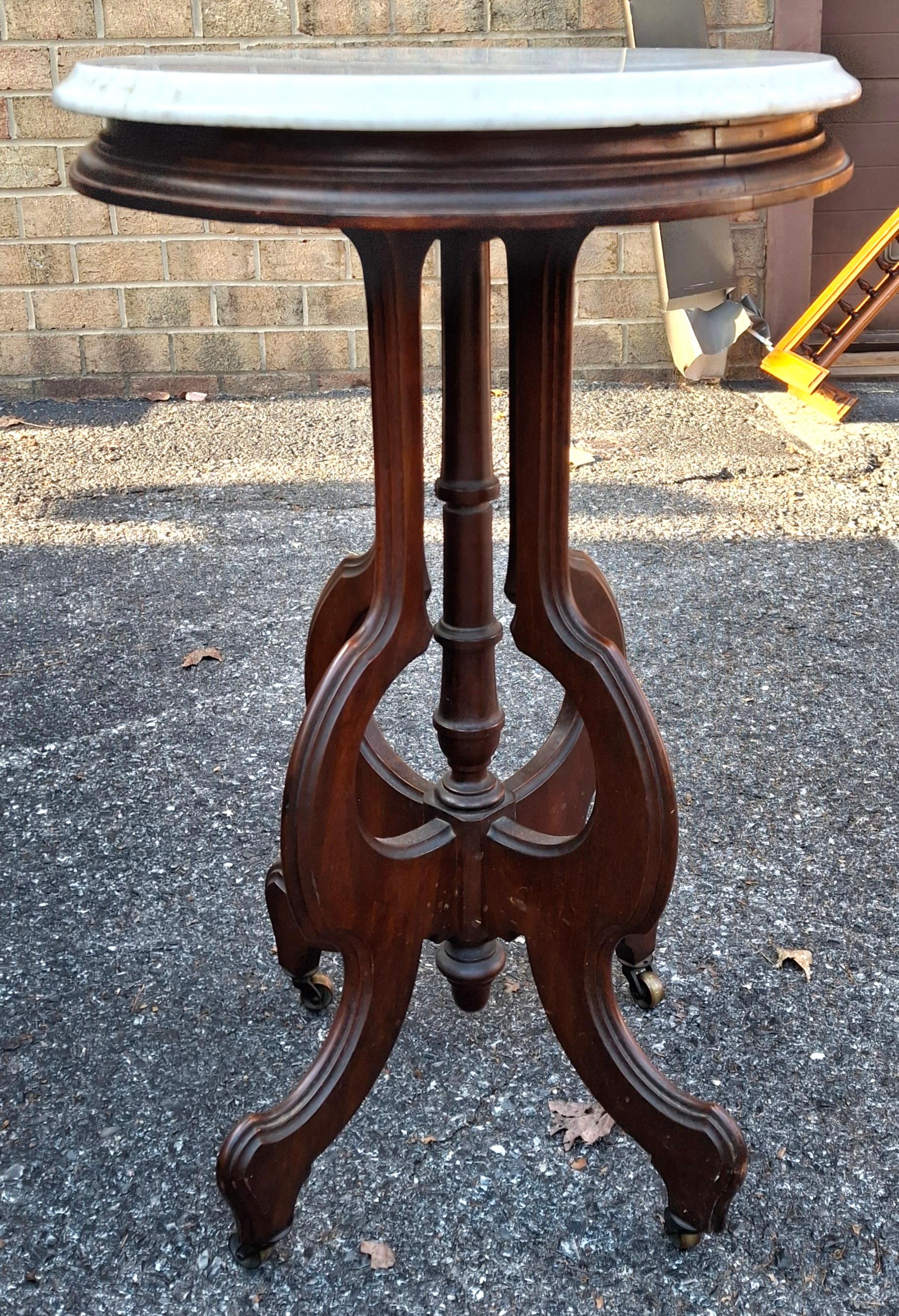 XIXe siècle Late 19th Century Eastlake Style Walnut and Marble Tip Oval Rolling Side Table en vente