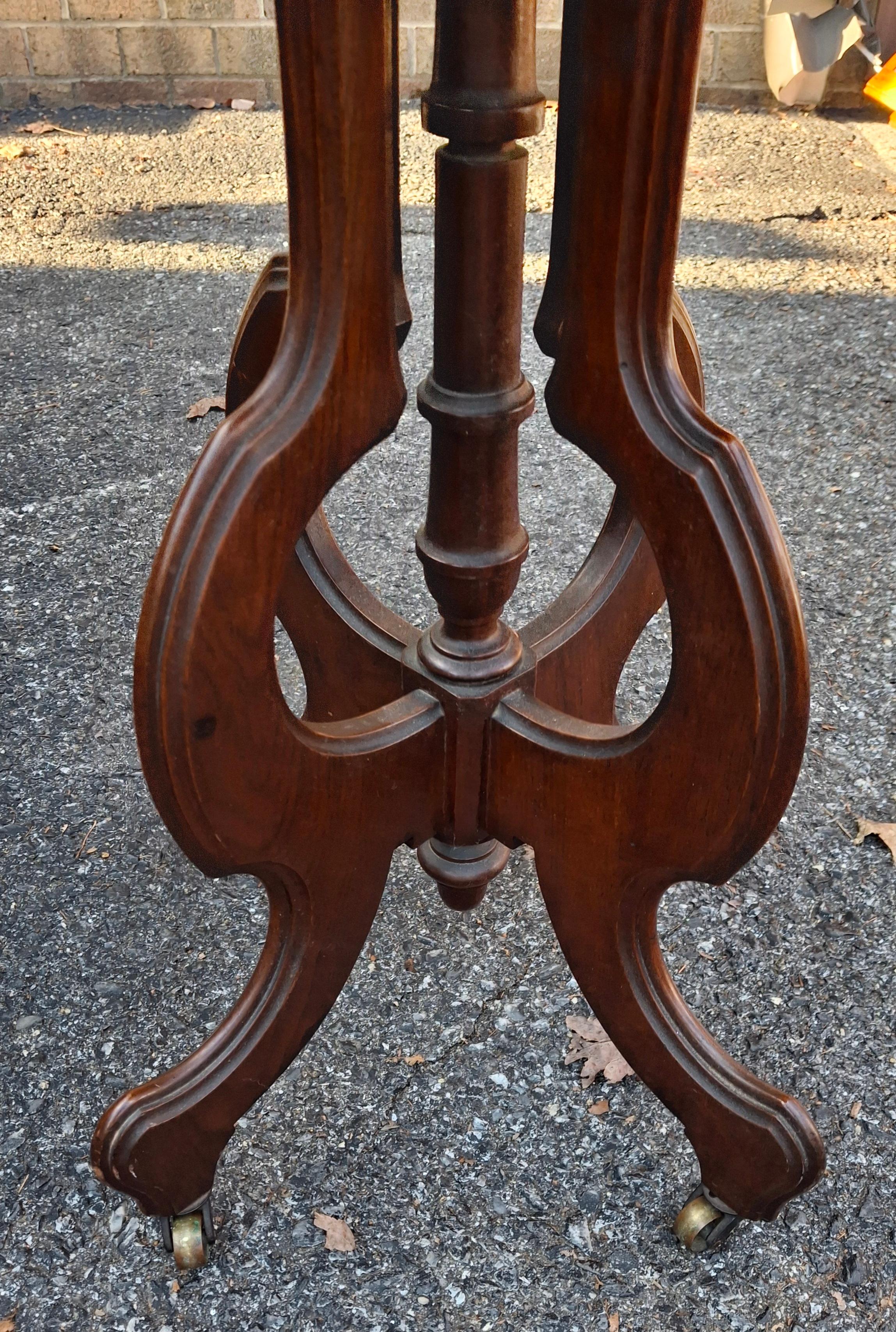 Late 19th Century Eastlake Style Walnut and Marble Tip Oval Rolling Side Table en vente 1