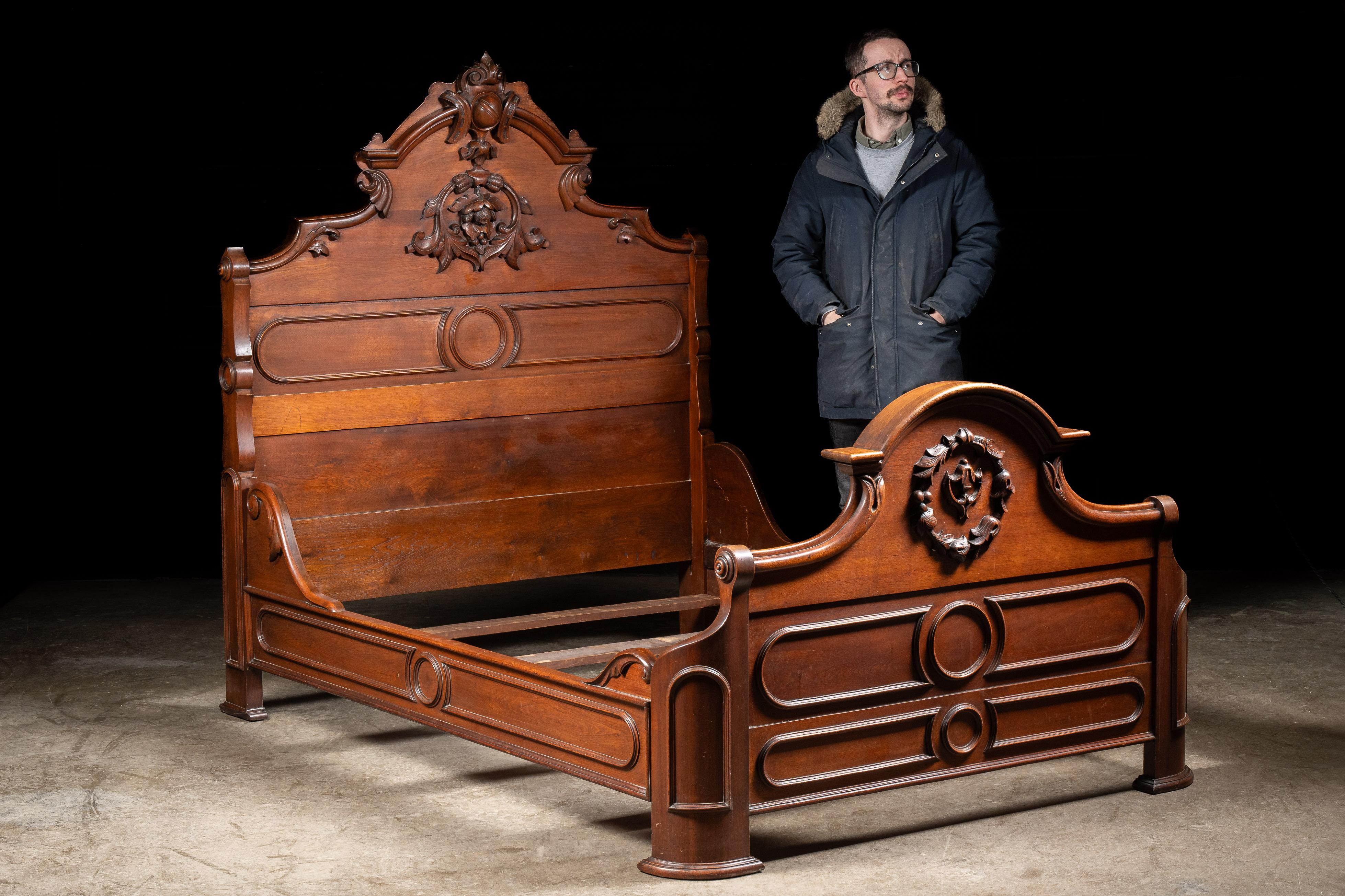 Cadre de lit victorien antique et orné.

Fabriquée en noyer, cette pièce rappelle l'époque de l'artisanat américain de qualité supérieure. La tête et le pied de lit sont ornés de motifs floraux dimensionnels et de formes géométriques légèrement en