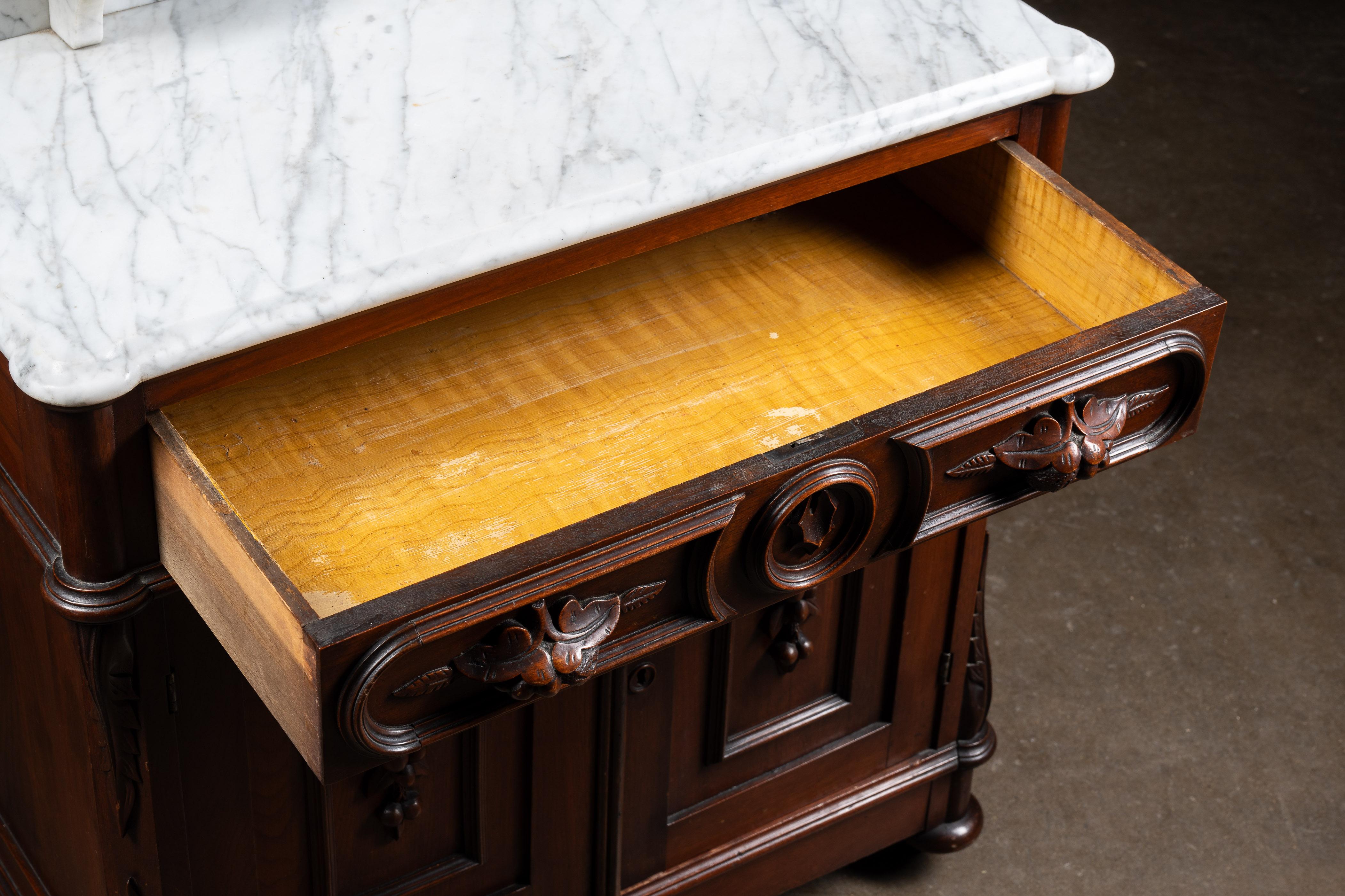 Lavabo victoriano de nogal de finales del siglo XIX Eastlake con tapa de mármol en venta 5