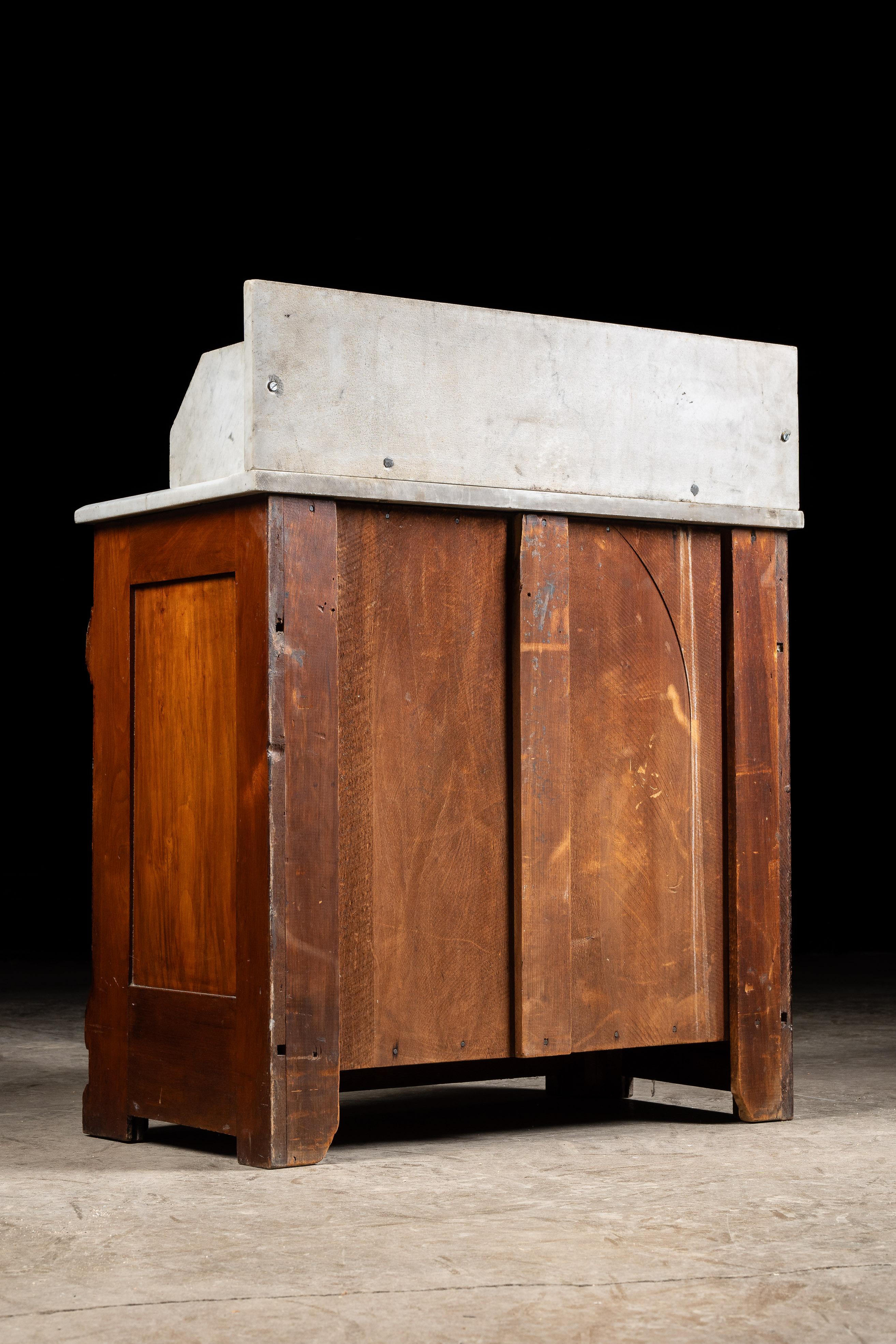 Fin du 19ème siècle Eastlake Commode victorienne en noyer avec dessus en marbre en vente 6