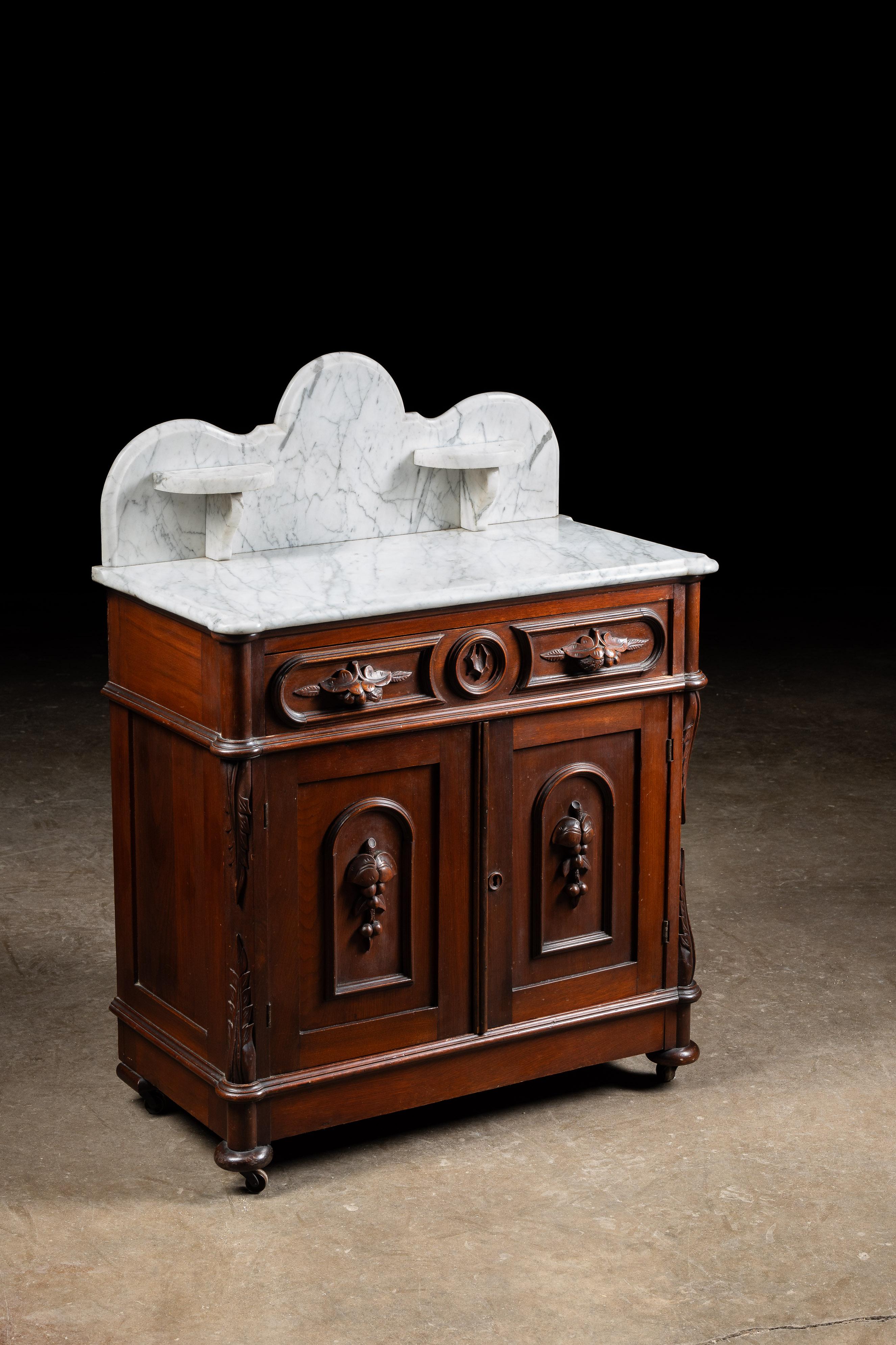 Antiguo lavabo victoriano.

Fabricada en nogal, esta pieza evoca la época de la artesanía americana en ebanistería. El lavabo tiene una encimera curvada de mármol con dos jaboneras o plataformas, un almacenamiento óptimo y magníficos tiradores y
