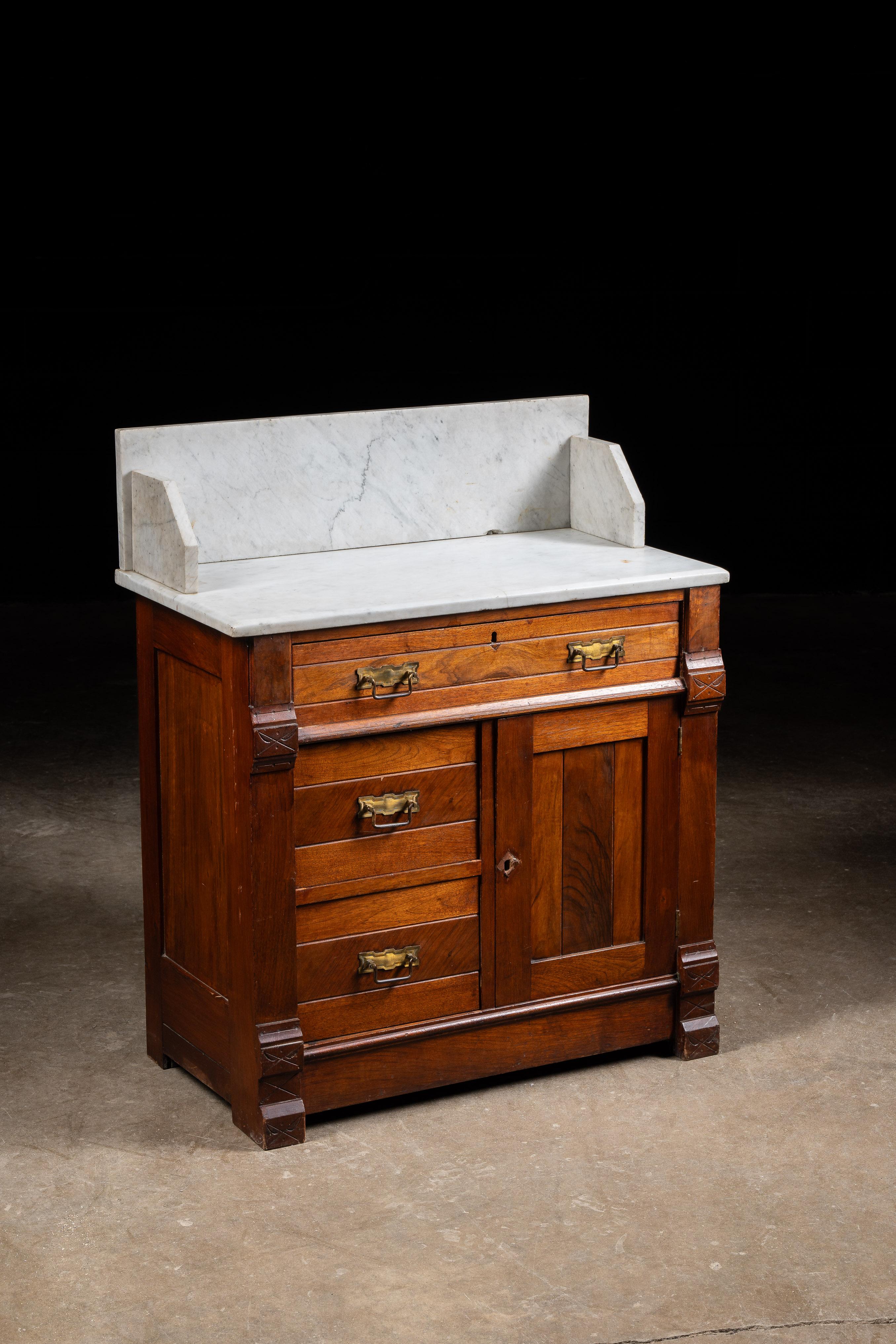 Ancienne commode victorienne.

Fabriquée en noyer, cette pièce rappelle l'époque de l'artisanat américain de qualité supérieure. Elle est dotée d'un plateau en marbre, d'un espace de rangement optimal et d'un assemblage classique à queue d'aronde.