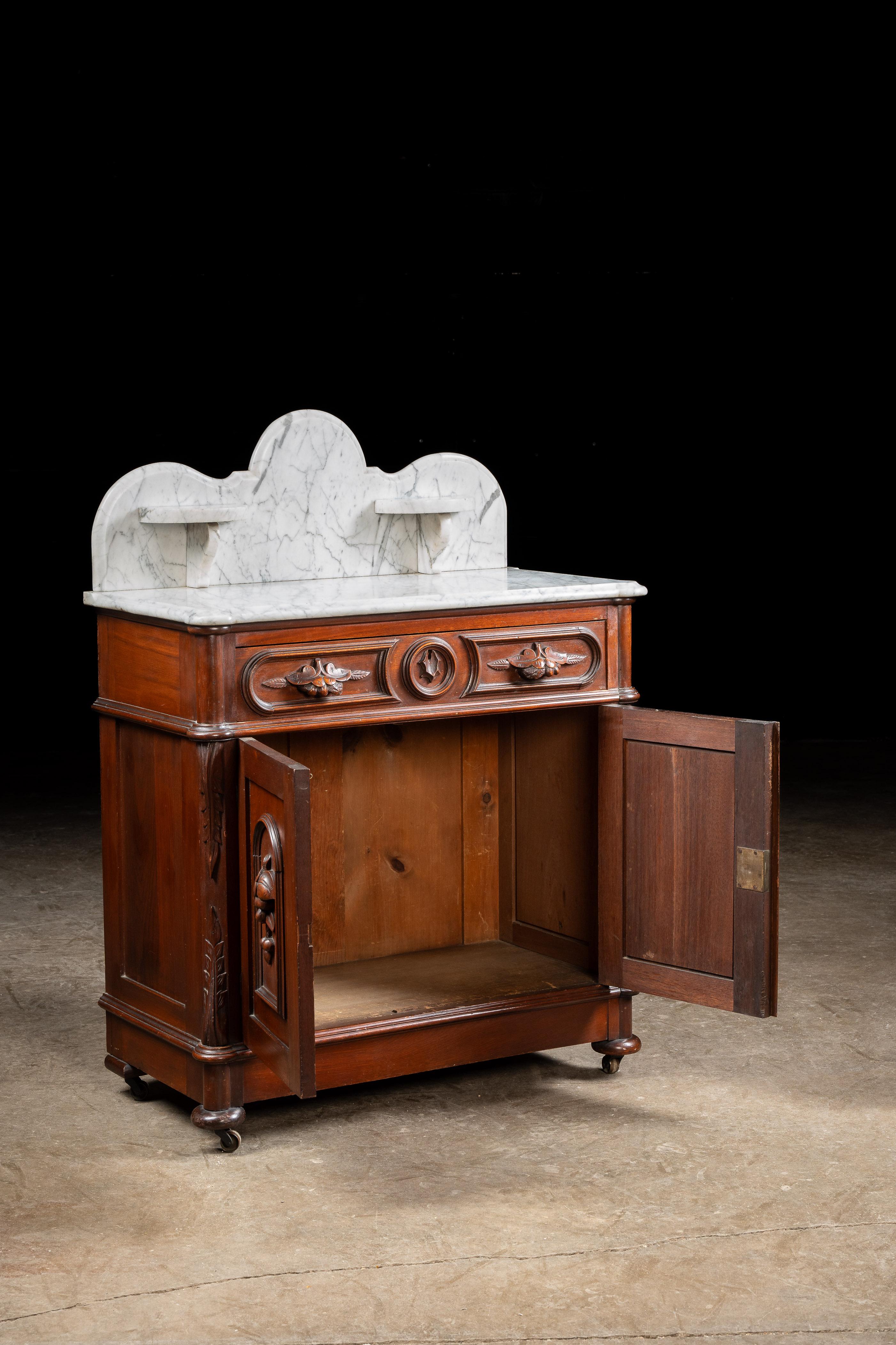 Lavabo victoriano de nogal de finales del siglo XIX Eastlake con tapa de mármol Desconocido en venta