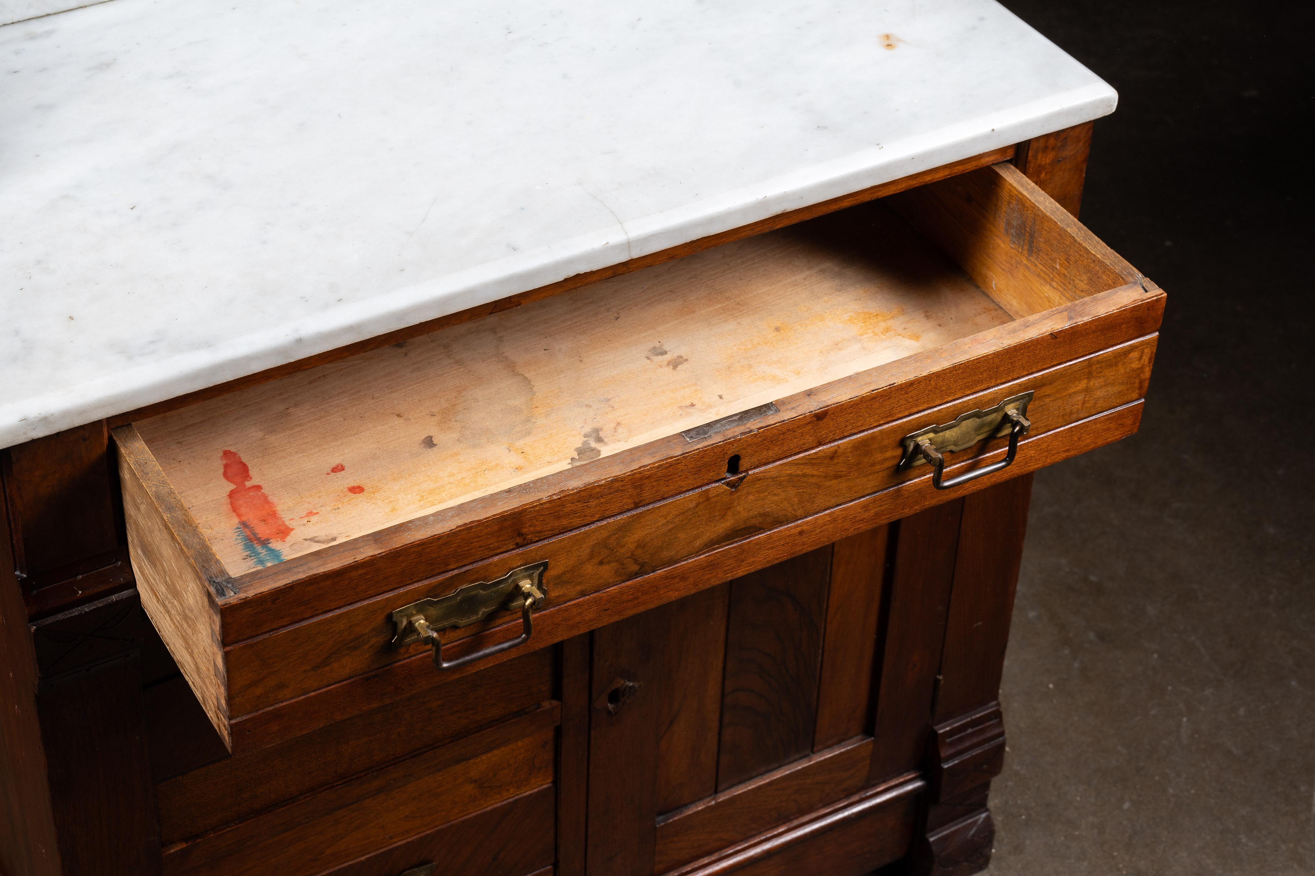 Inconnu Fin du 19ème siècle Eastlake Commode victorienne en noyer avec dessus en marbre en vente