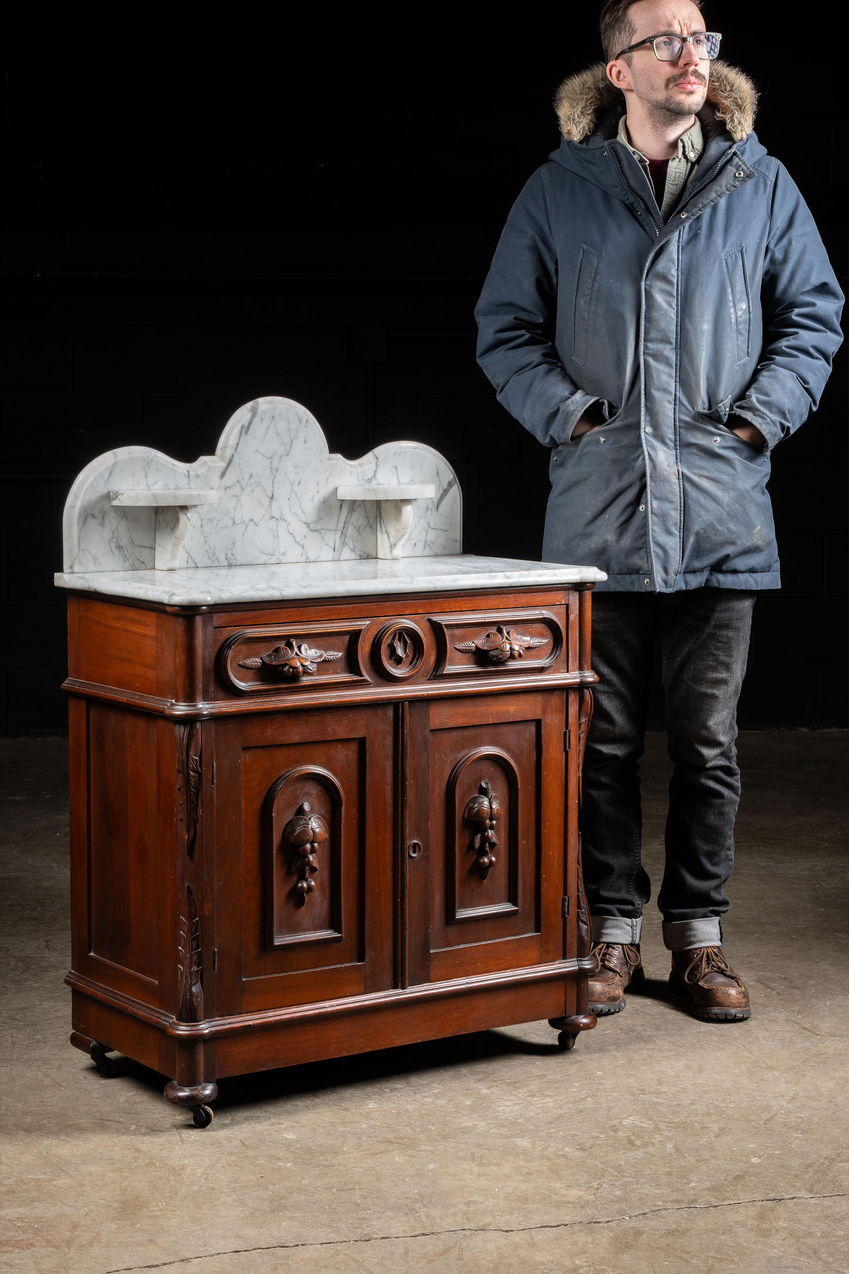 Lavabo victoriano de nogal de finales del siglo XIX Eastlake con tapa de mármol en Bueno estado para la venta en Dekalb, IL