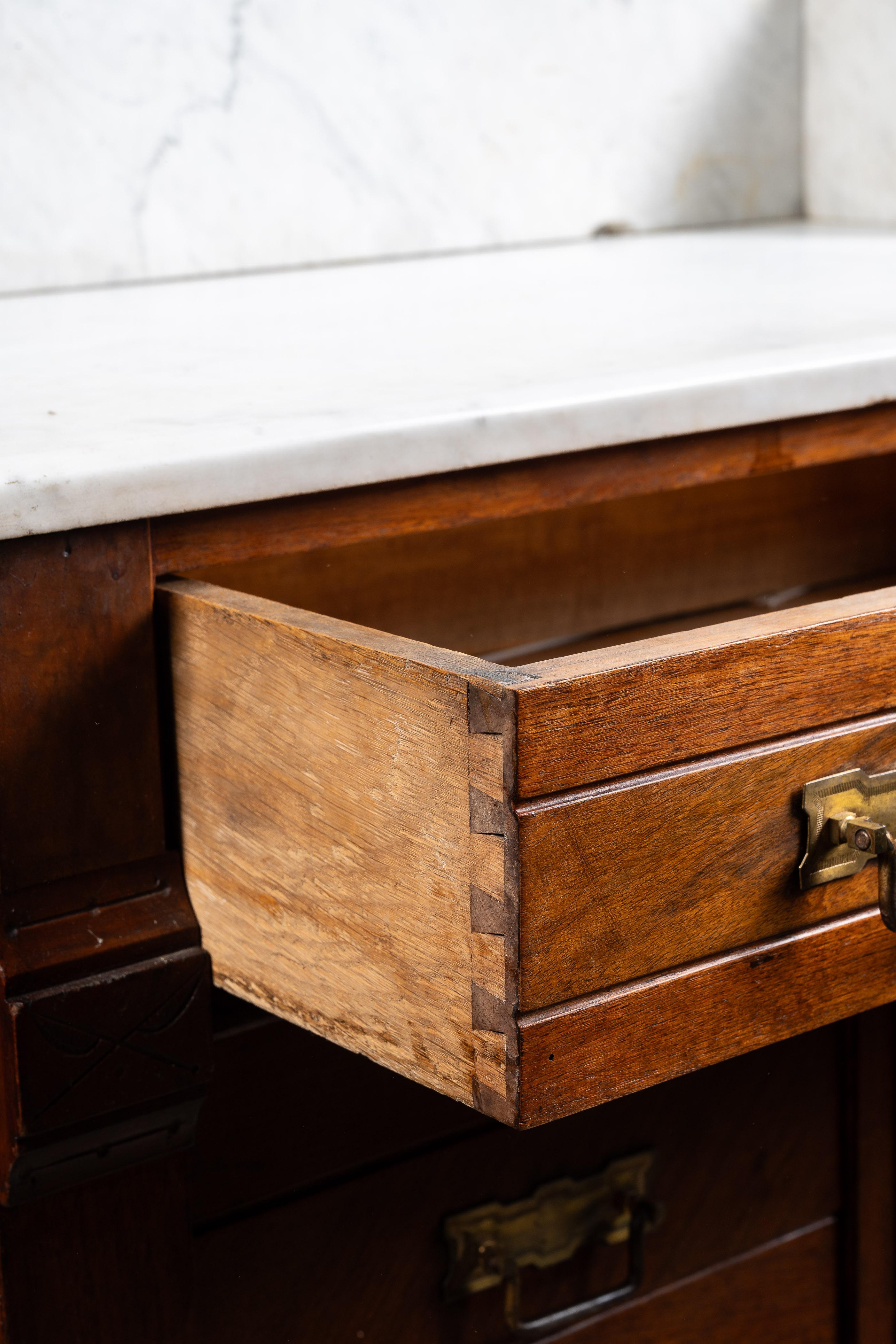 Fin du 19ème siècle Eastlake Commode victorienne en noyer avec dessus en marbre Bon état - En vente à Dekalb, IL