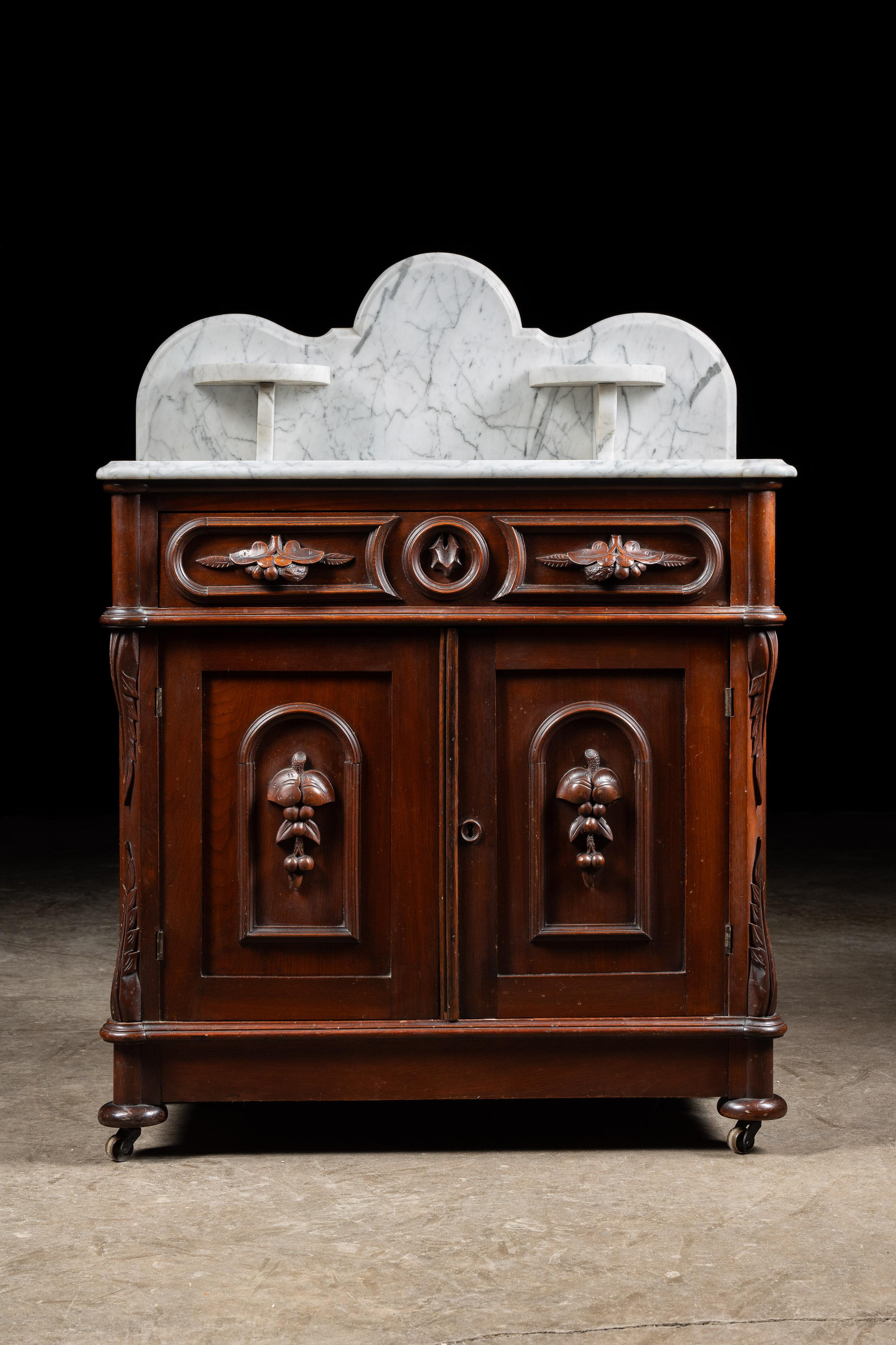 Lavabo victoriano de nogal de finales del siglo XIX Eastlake con tapa de mármol Mármol en venta