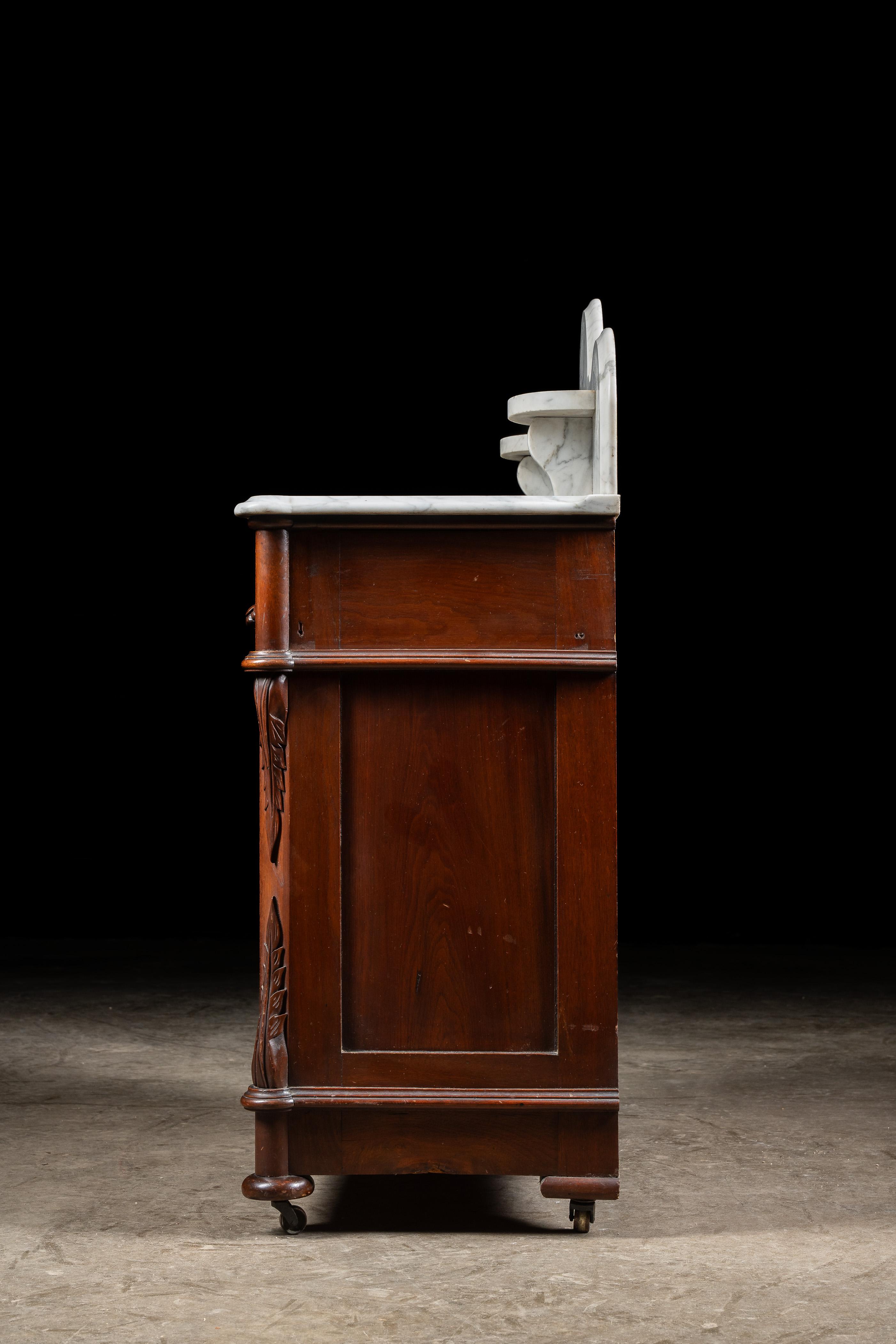 Lavabo victoriano de nogal de finales del siglo XIX Eastlake con tapa de mármol en venta 1