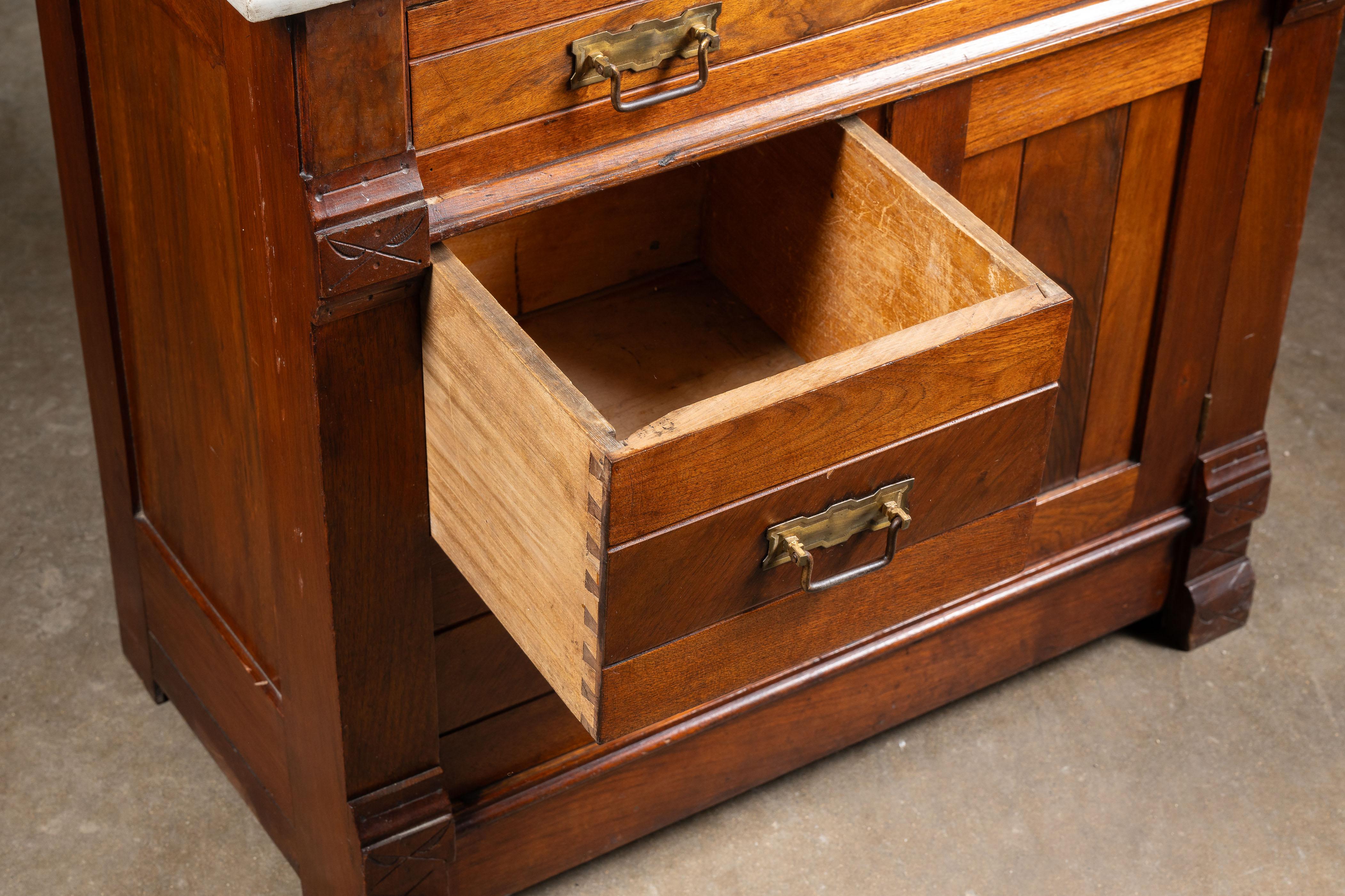 Marbre Fin du 19ème siècle Eastlake Commode victorienne en noyer avec dessus en marbre en vente