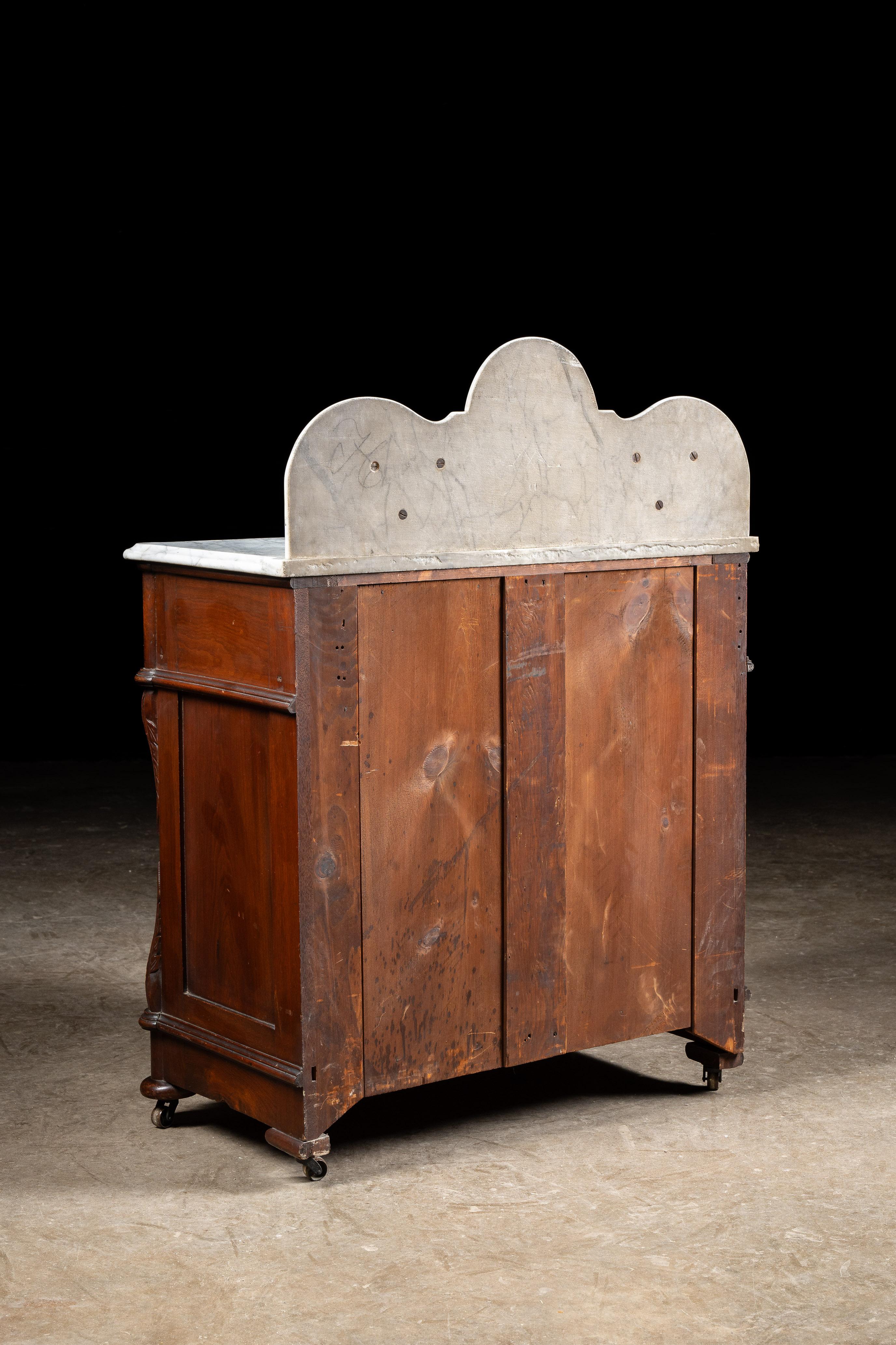 Lavabo victoriano de nogal de finales del siglo XIX Eastlake con tapa de mármol en venta 2