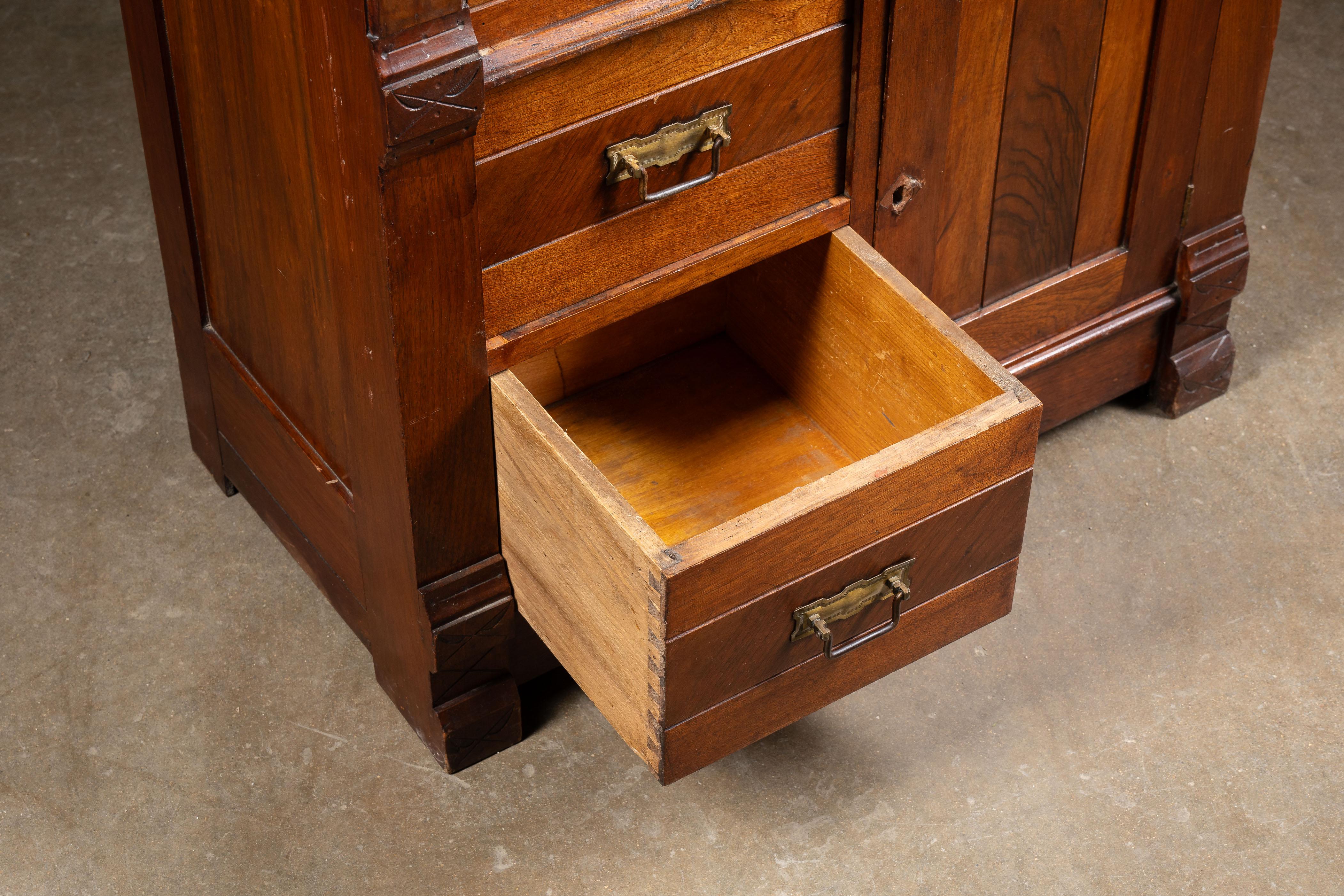 Fin du 19ème siècle Eastlake Commode victorienne en noyer avec dessus en marbre en vente 1