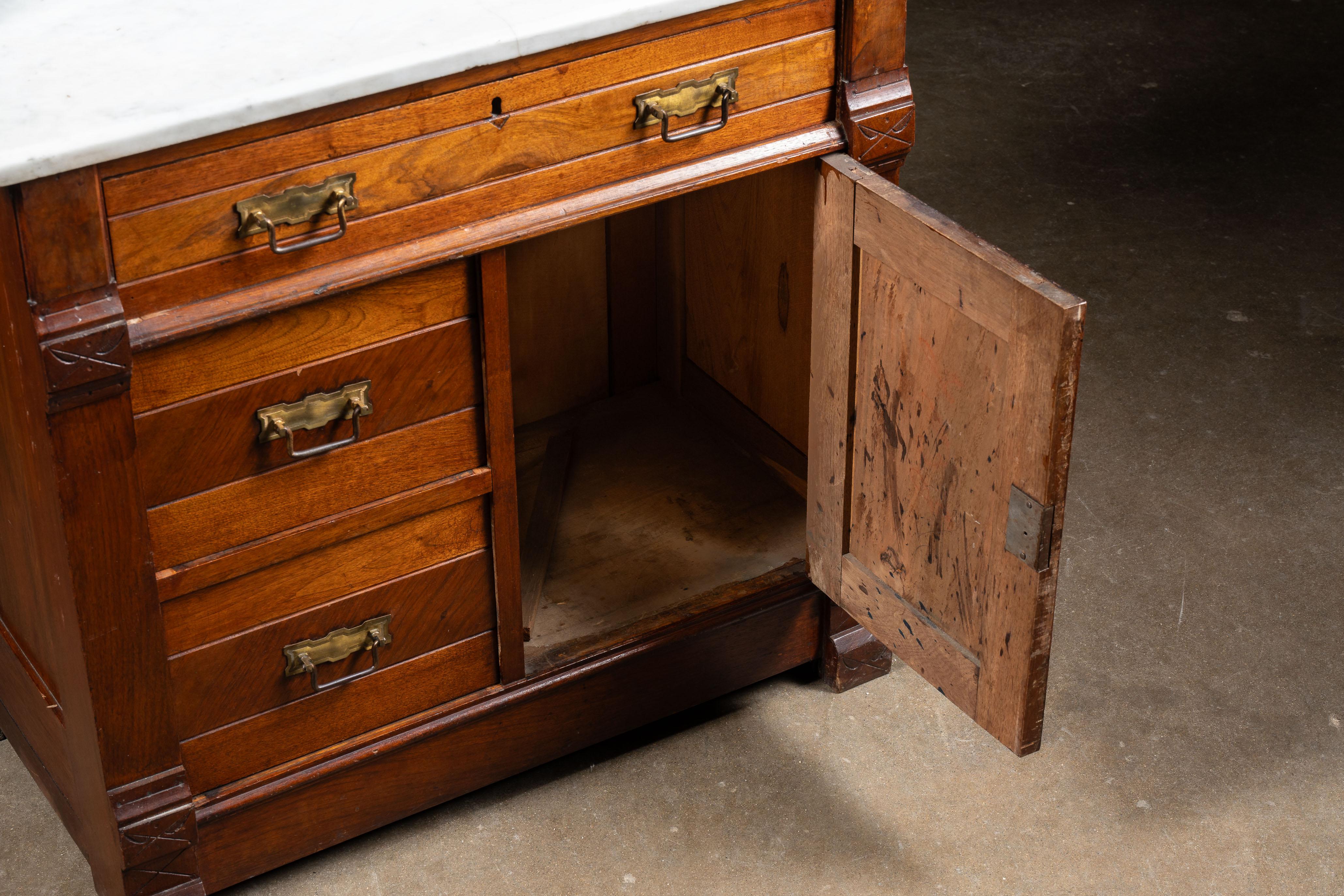 Fin du 19ème siècle Eastlake Commode victorienne en noyer avec dessus en marbre en vente 2