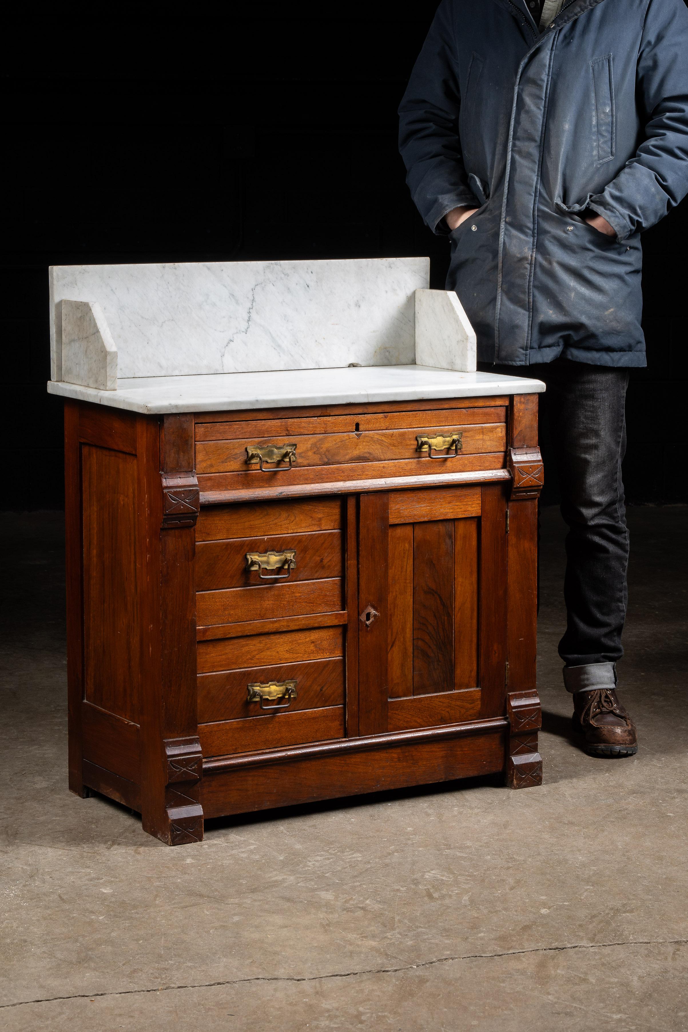 Fin du 19ème siècle Eastlake Commode victorienne en noyer avec dessus en marbre en vente 3
