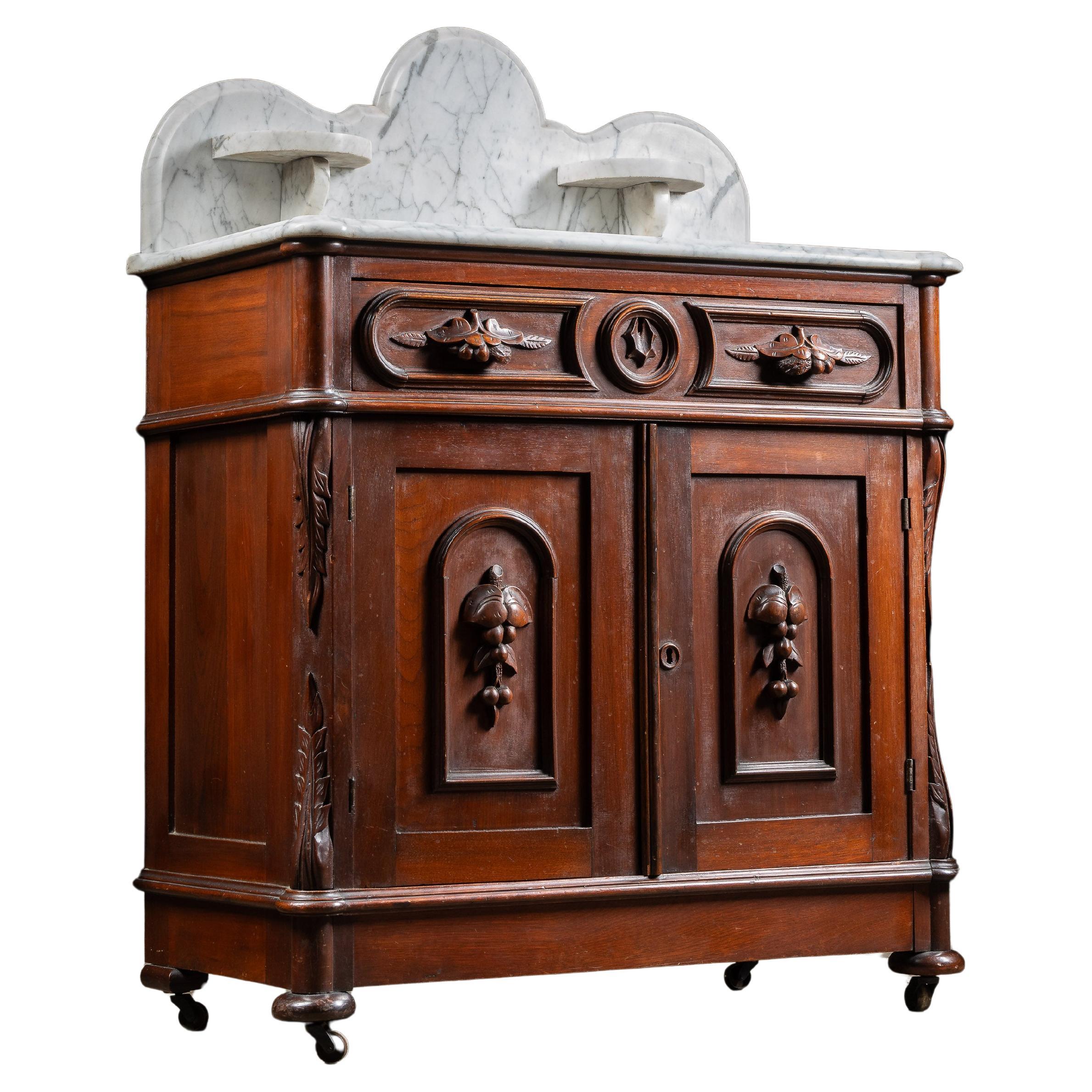 Lavabo victoriano de nogal de finales del siglo XIX Eastlake con tapa de mármol en venta