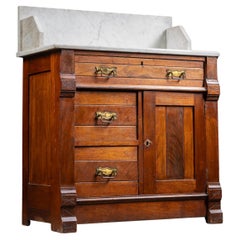 Fin du 19ème siècle Eastlake Commode victorienne en noyer avec dessus en marbre