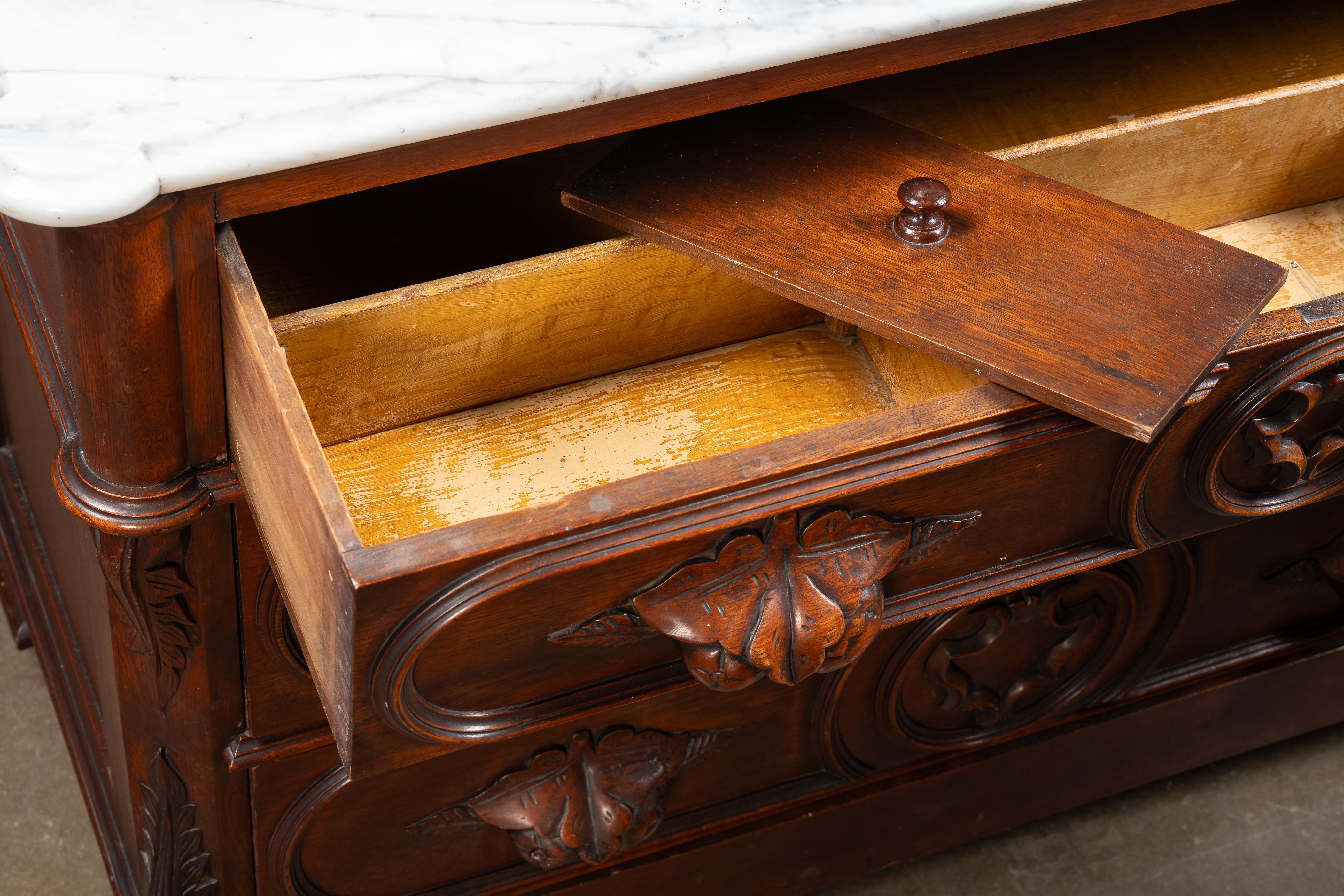Fin du 19ème siècle Eastlake Commode victorienne en noyer avec miroir et plateau en marbre en vente 4