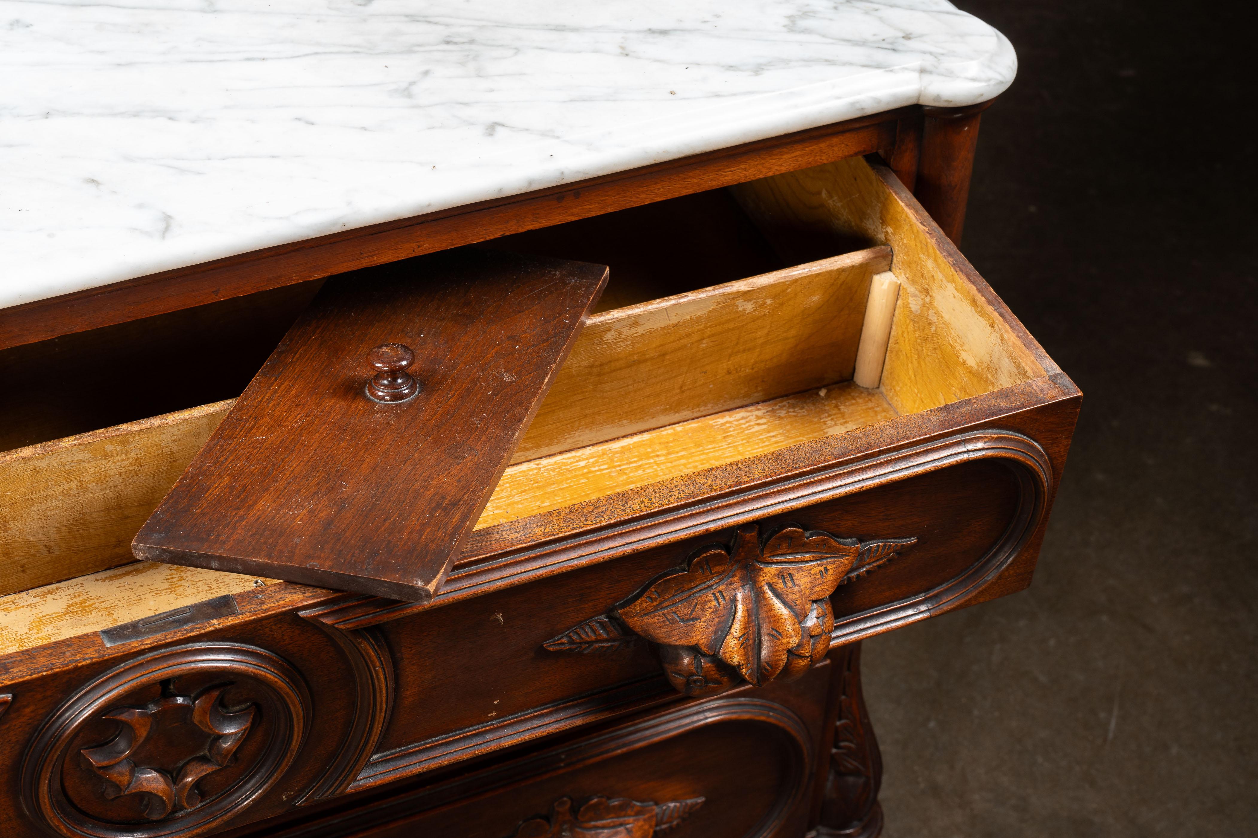 Fin du 19ème siècle Eastlake Commode victorienne en noyer avec miroir et plateau en marbre en vente 5