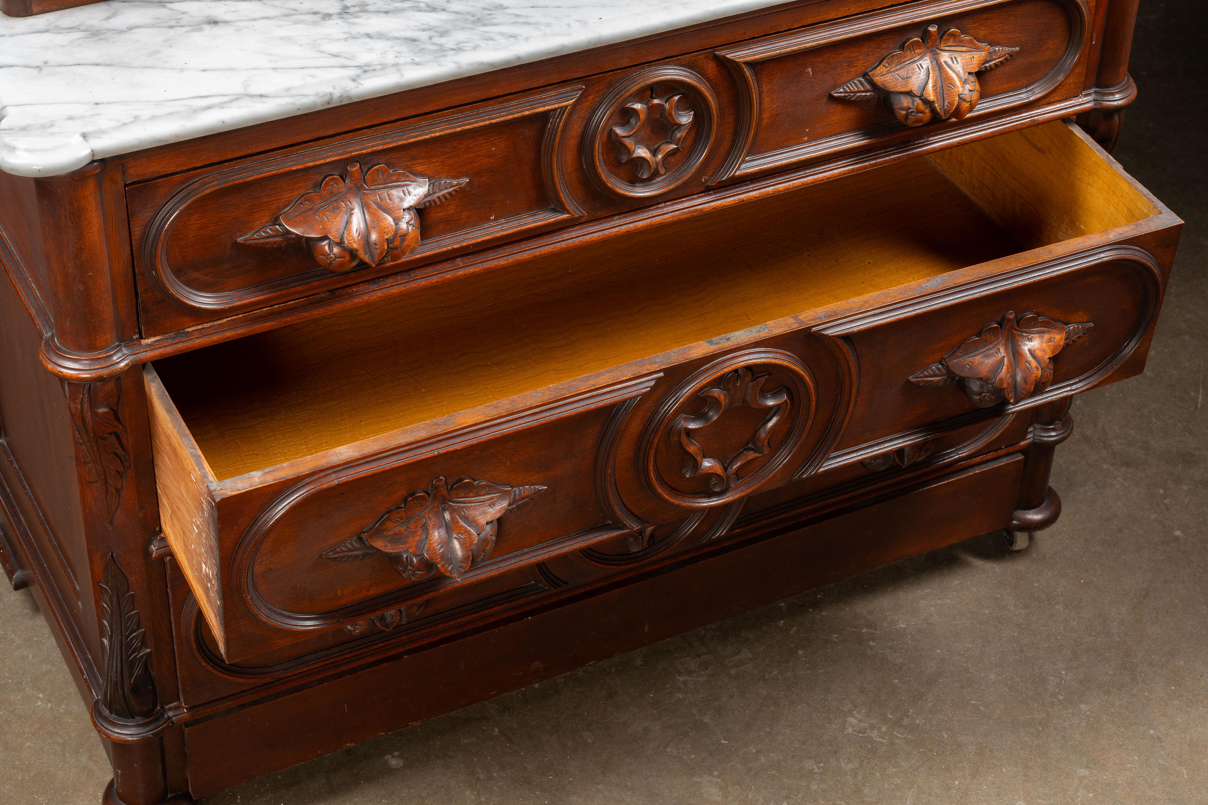 Fin du 19ème siècle Eastlake Commode victorienne en noyer avec miroir et plateau en marbre en vente 7