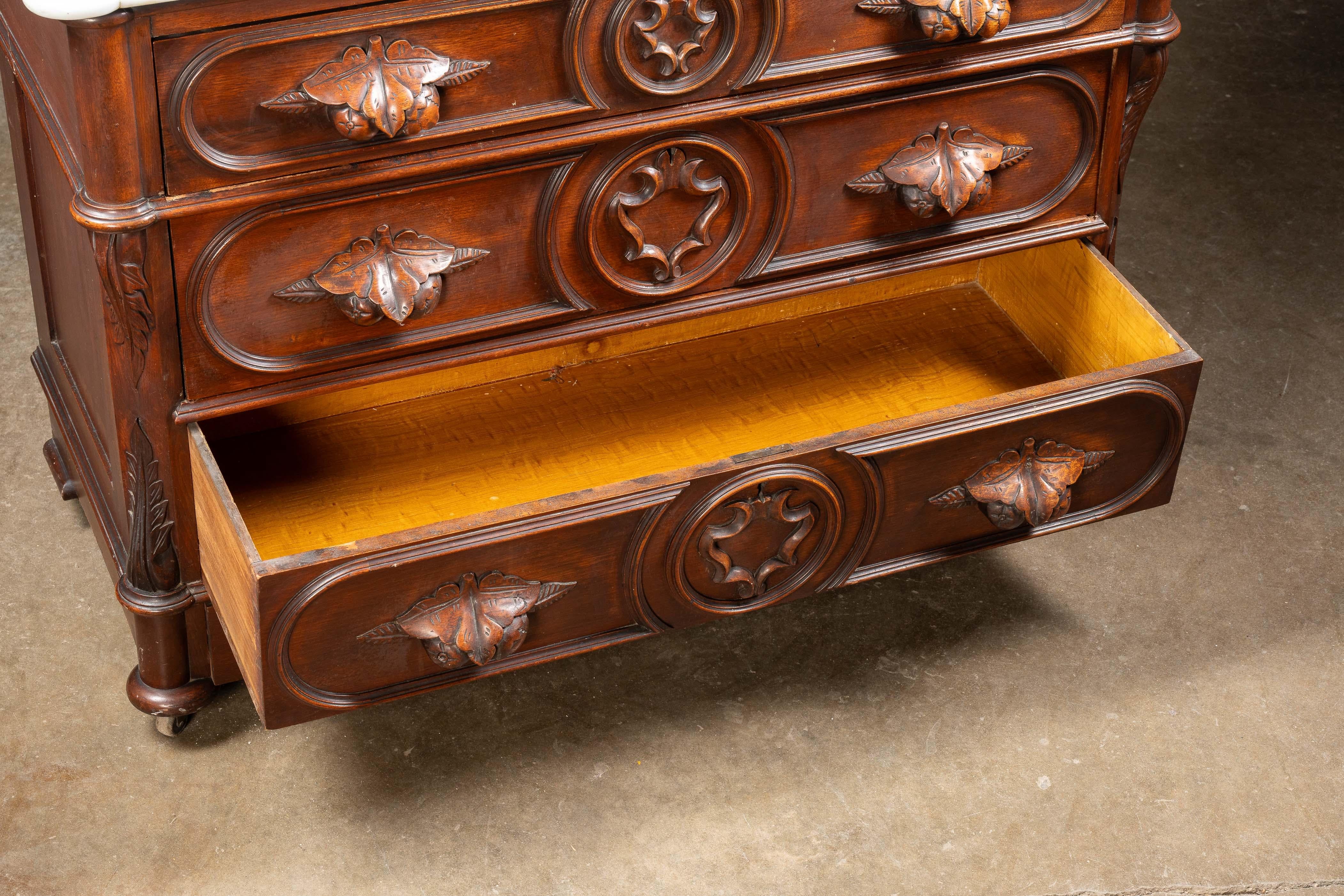 Fin du 19ème siècle Eastlake Commode victorienne en noyer avec miroir et plateau en marbre en vente 8