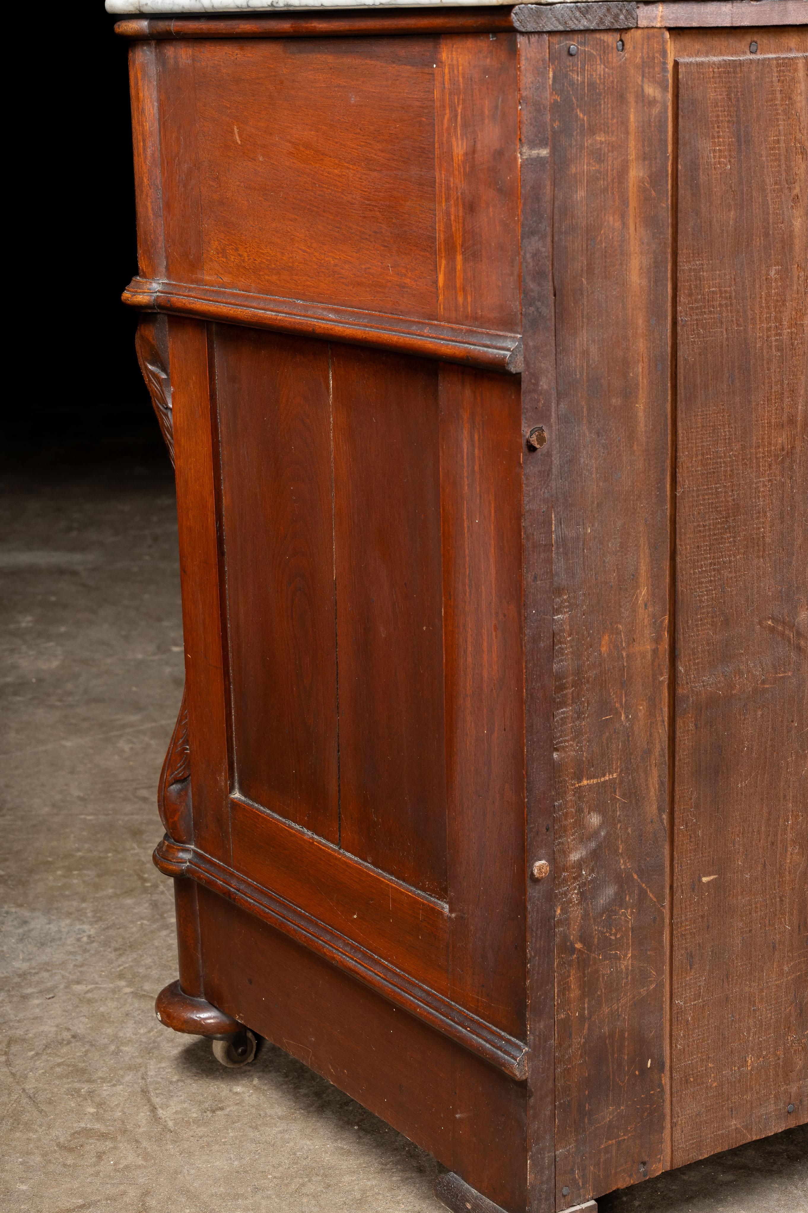 Fin du 19ème siècle Eastlake Commode victorienne en noyer avec miroir et plateau en marbre en vente 12