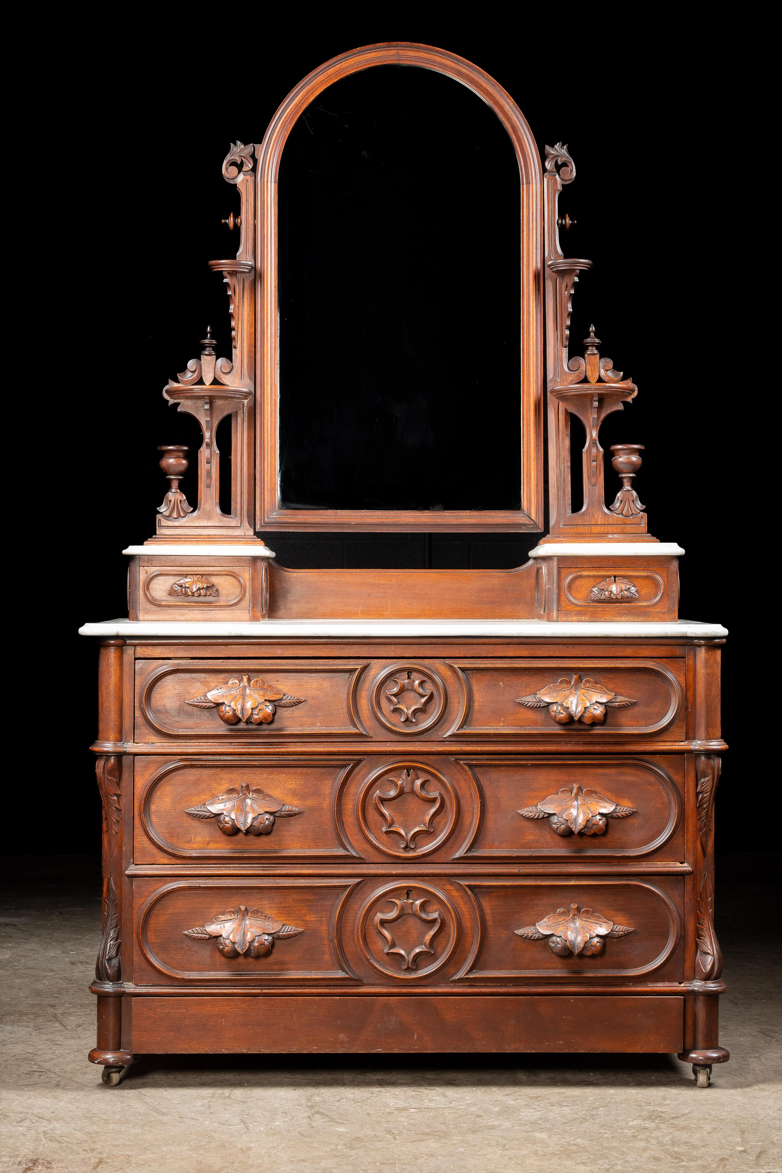 Inconnu Fin du 19ème siècle Eastlake Commode victorienne en noyer avec miroir et plateau en marbre en vente