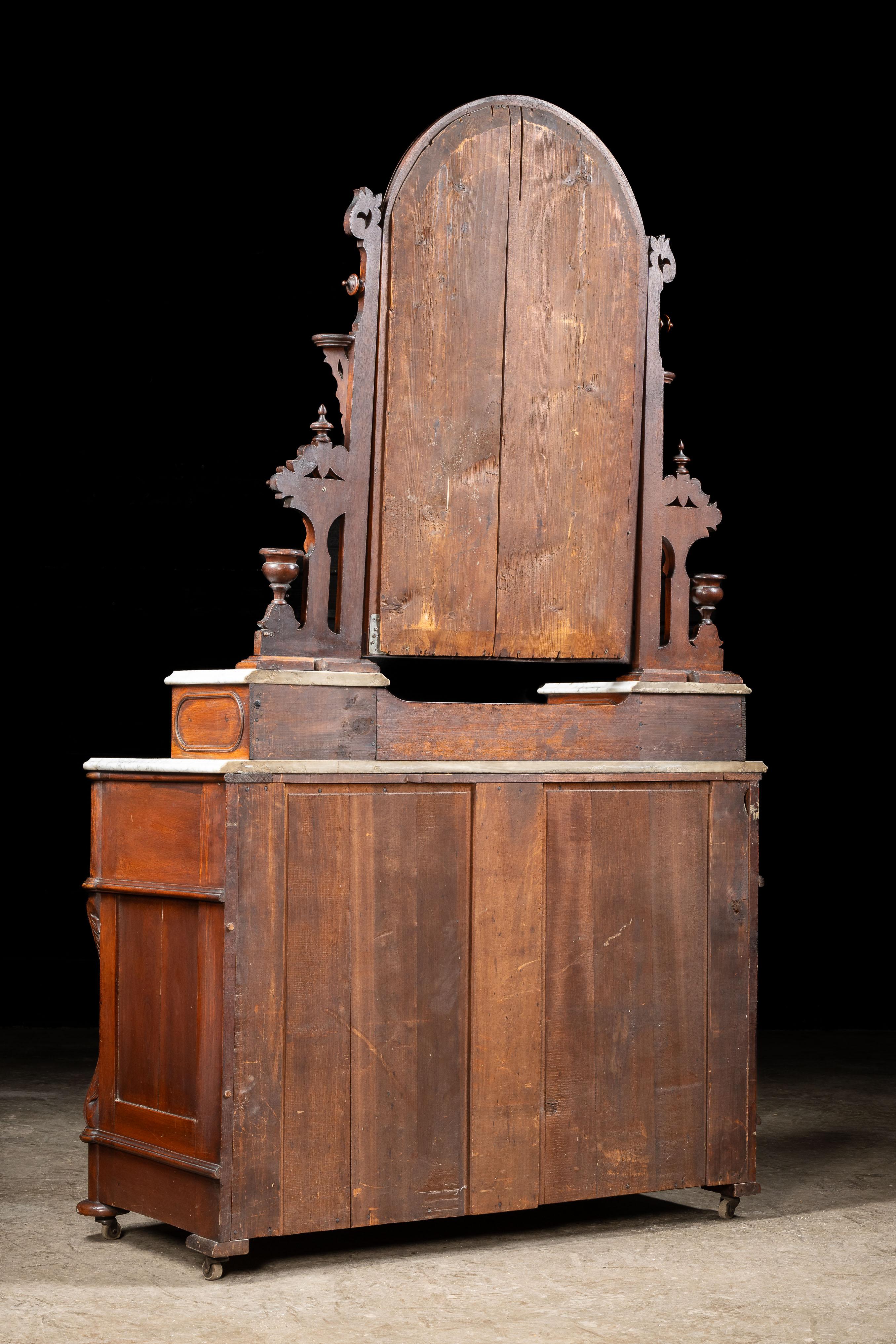 XIXe siècle Fin du 19ème siècle Eastlake Commode victorienne en noyer avec miroir et plateau en marbre en vente