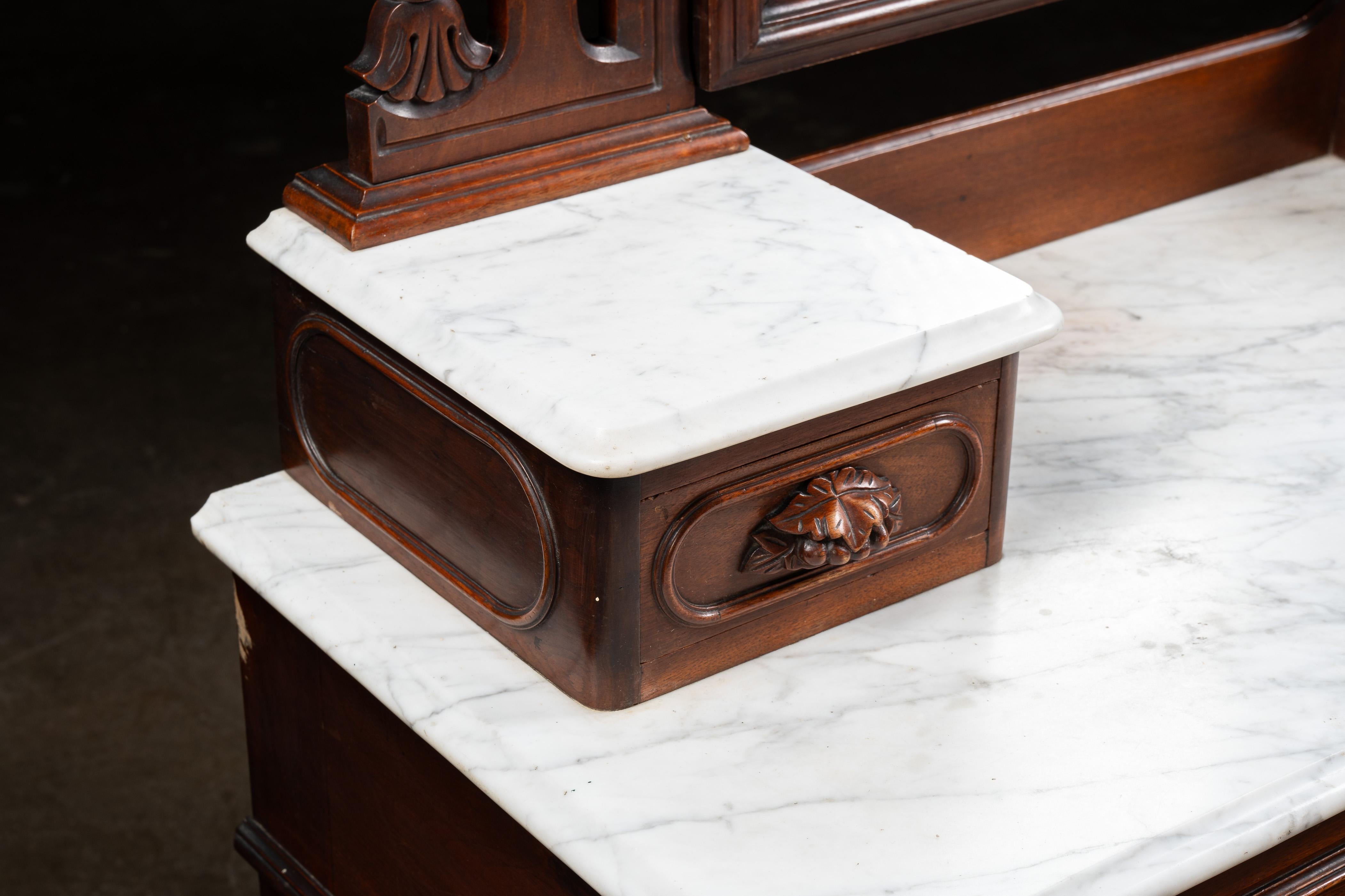 Noyer Fin du 19ème siècle Eastlake Commode victorienne en noyer avec miroir et plateau en marbre en vente