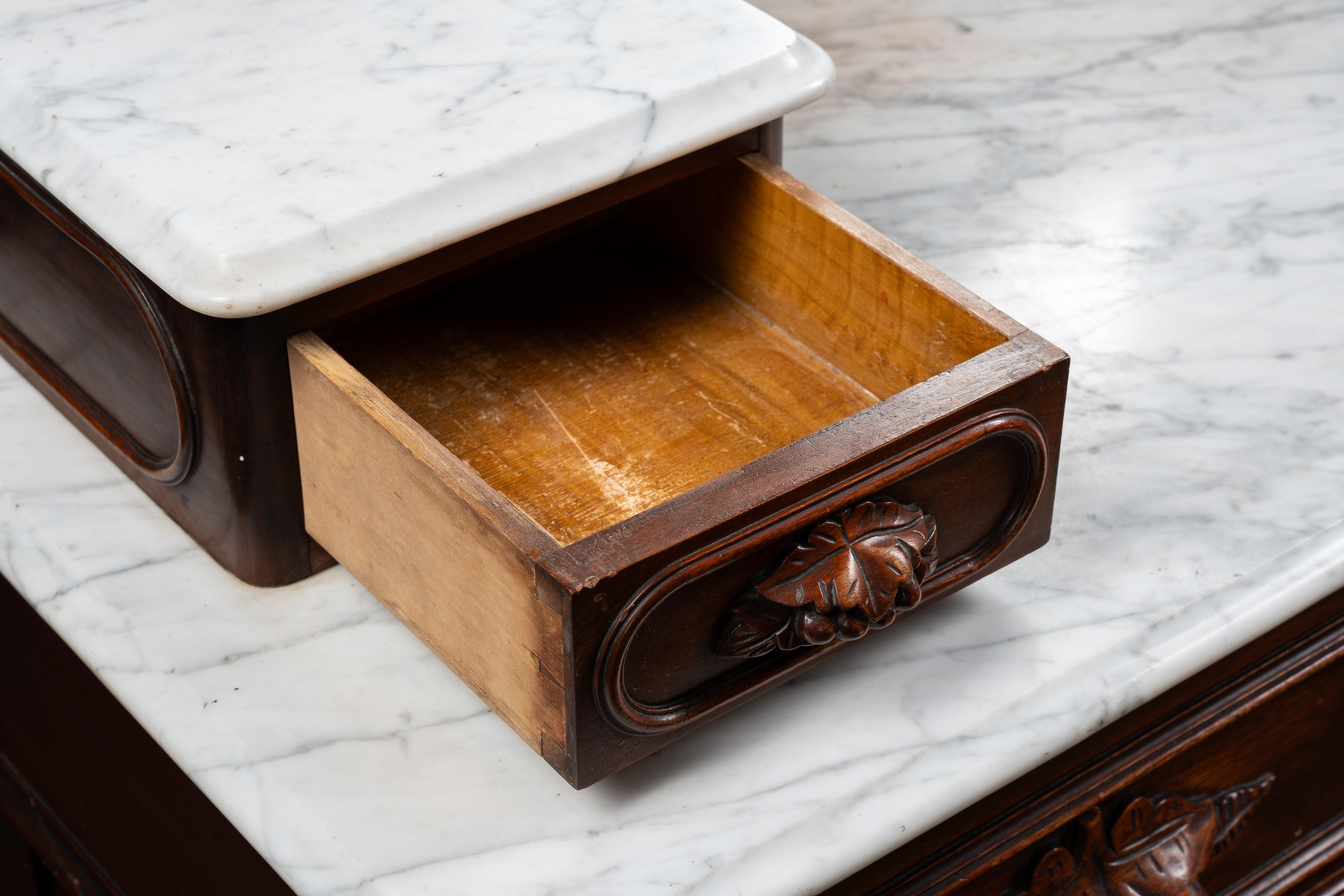 Fin du 19ème siècle Eastlake Commode victorienne en noyer avec miroir et plateau en marbre en vente 1