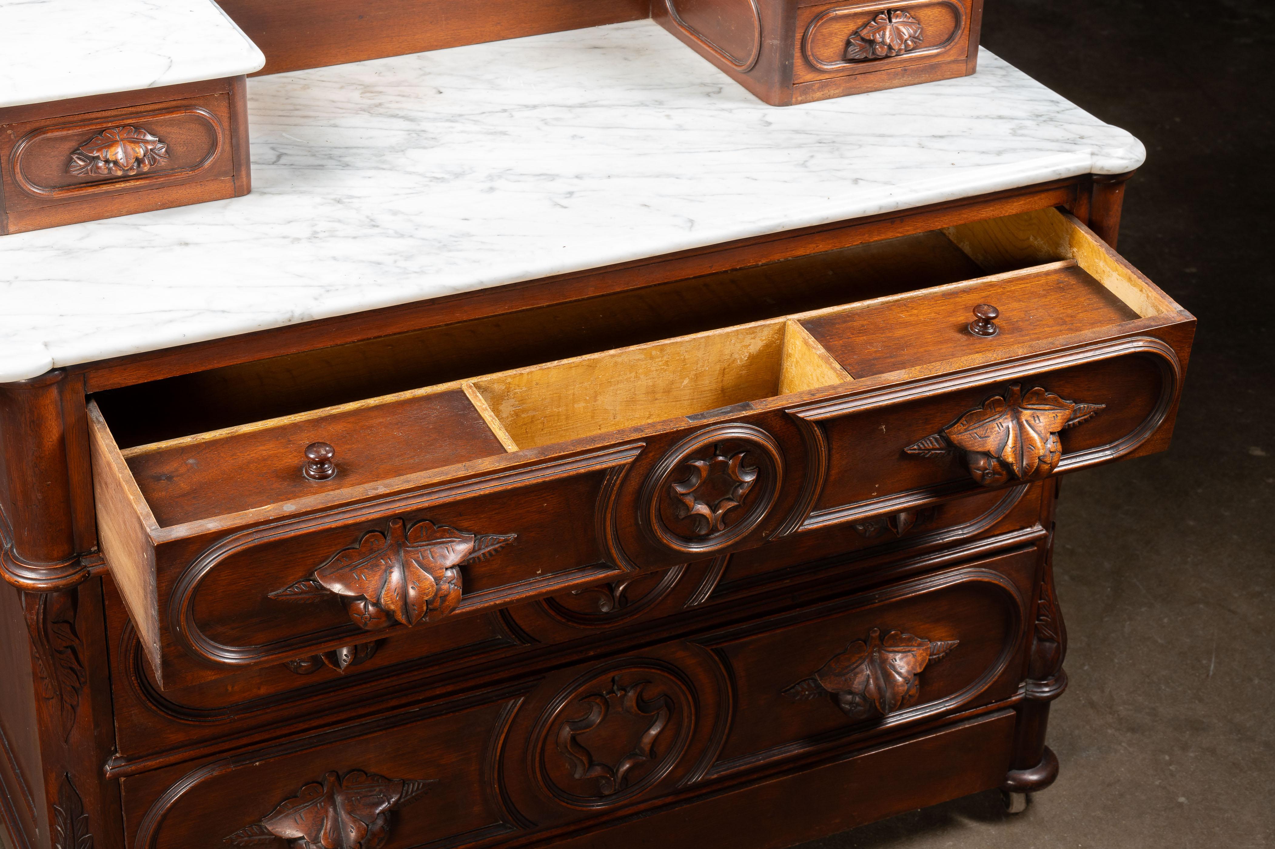 Fin du 19ème siècle Eastlake Commode victorienne en noyer avec miroir et plateau en marbre en vente 3
