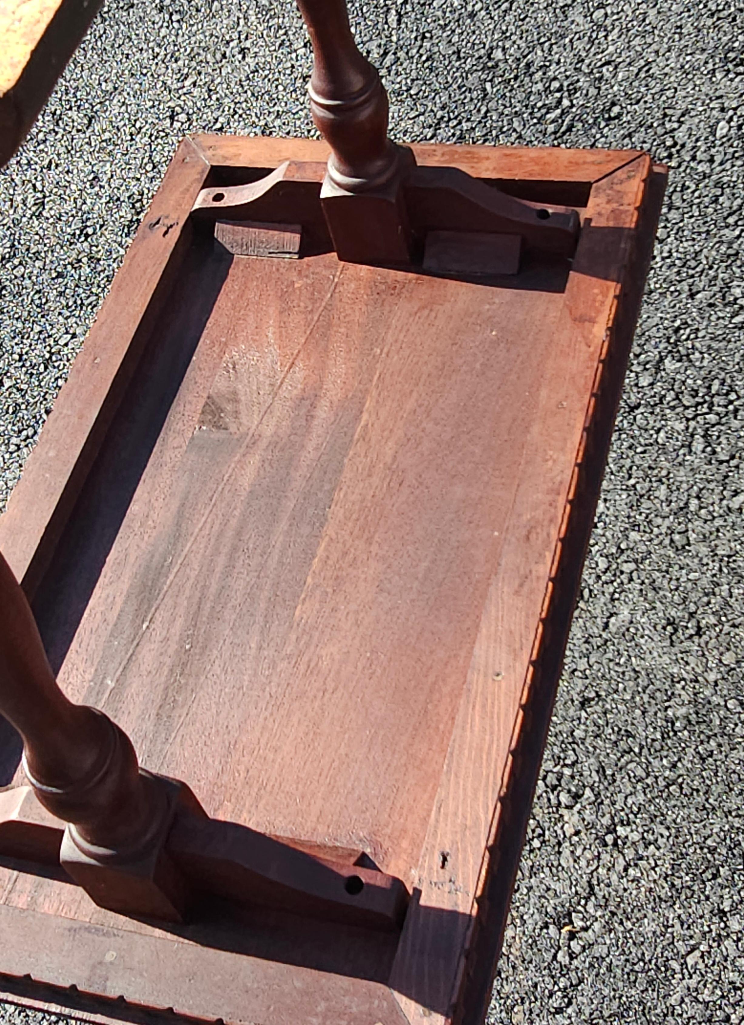 Table d'appoint à tréteaux en acajou de la fin du XIXe siècle, de style édouardien en vente 3