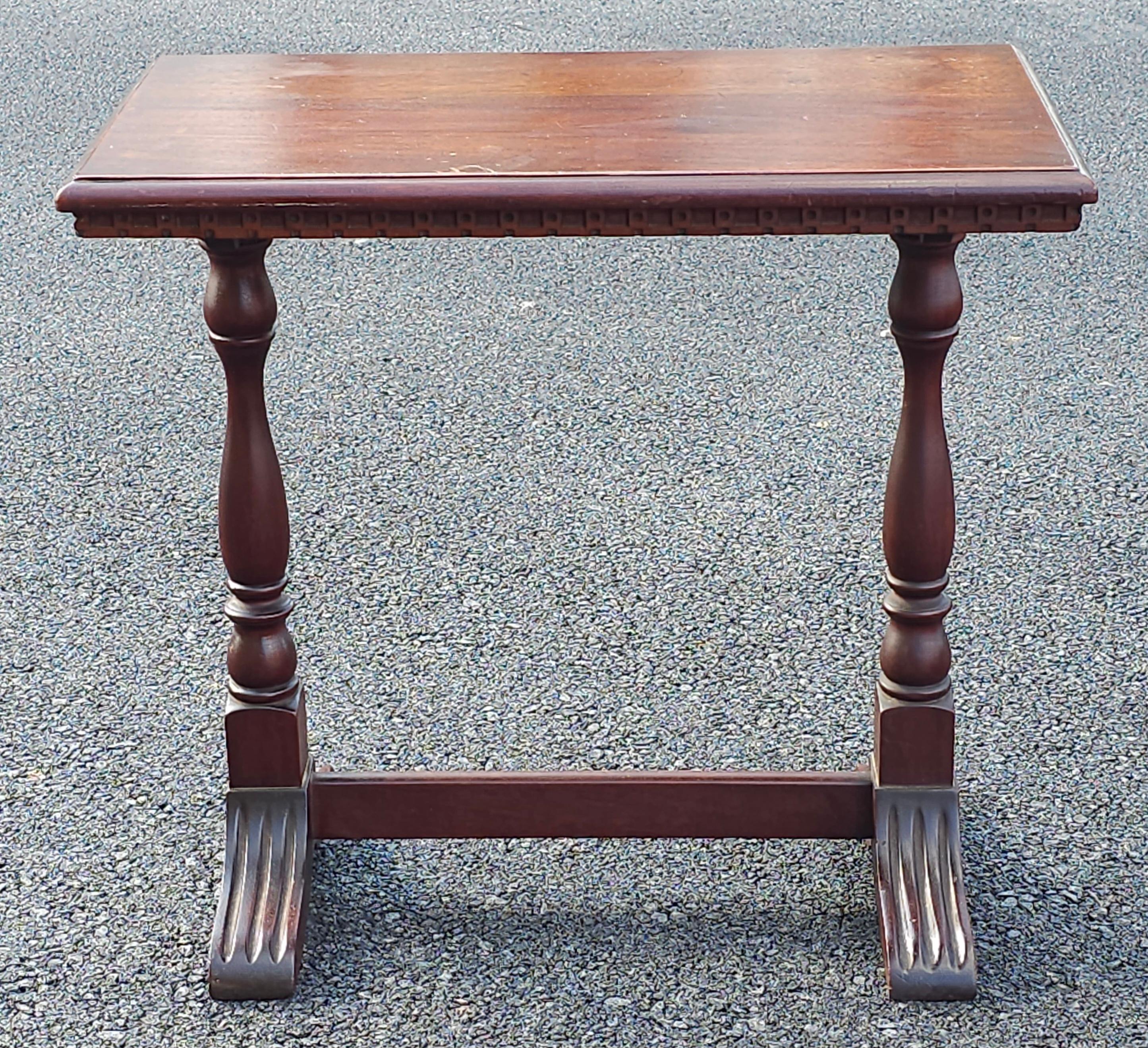 Table d'appoint à tréteaux en acajou de la fin du XIXe siècle. Acajou patiné. Structurellement solide comme un roc.
Mesure 24