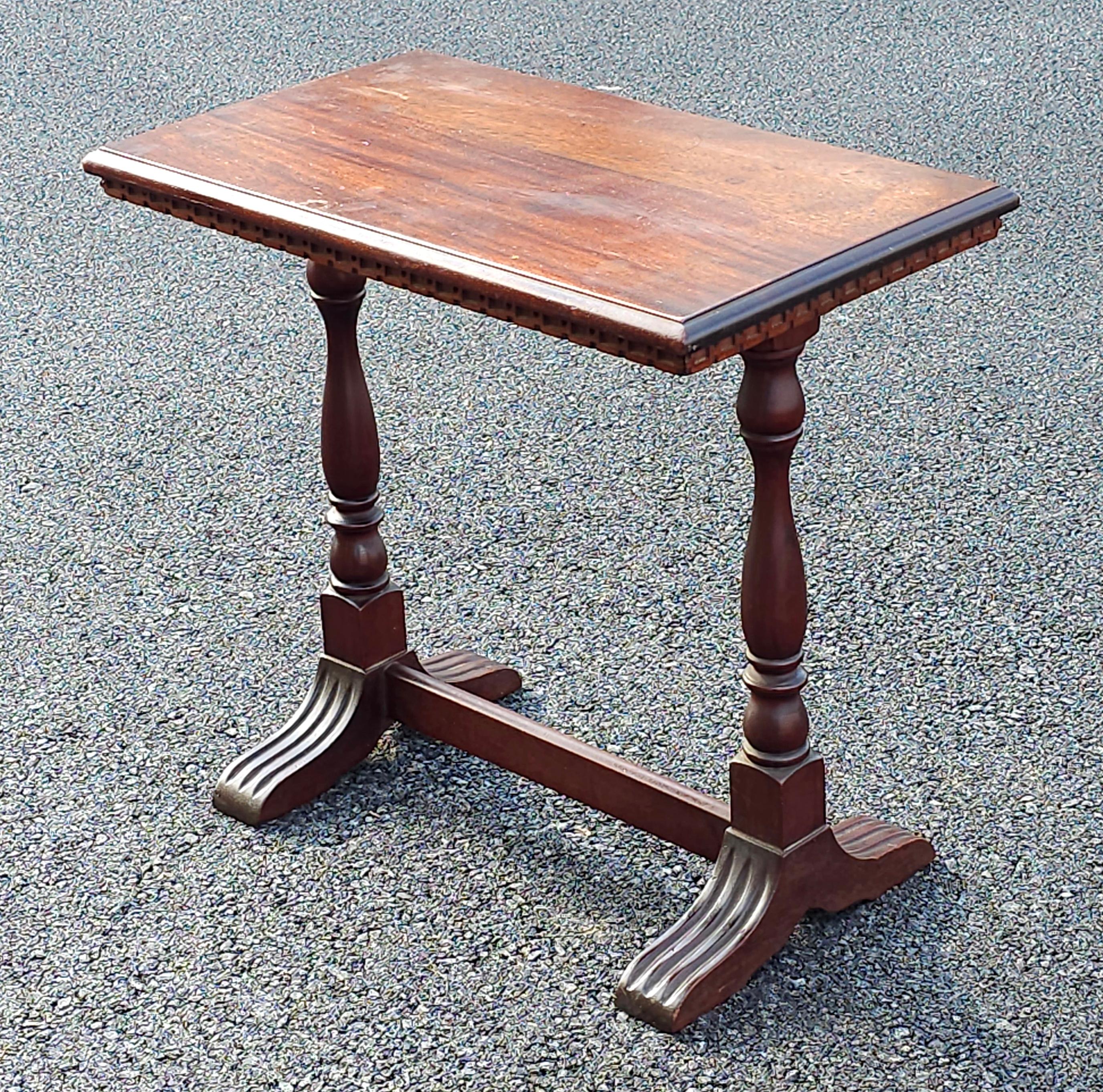 Édouardien Table d'appoint à tréteaux en acajou de la fin du XIXe siècle, de style édouardien en vente