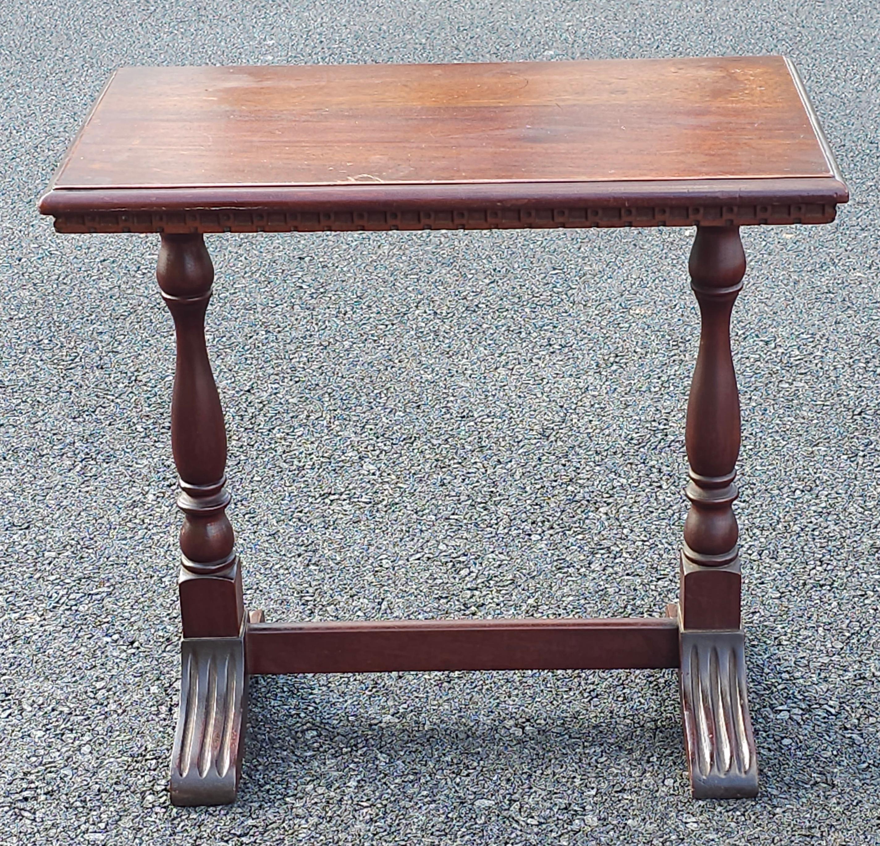 Autre Table d'appoint à tréteaux en acajou de la fin du XIXe siècle, de style édouardien en vente